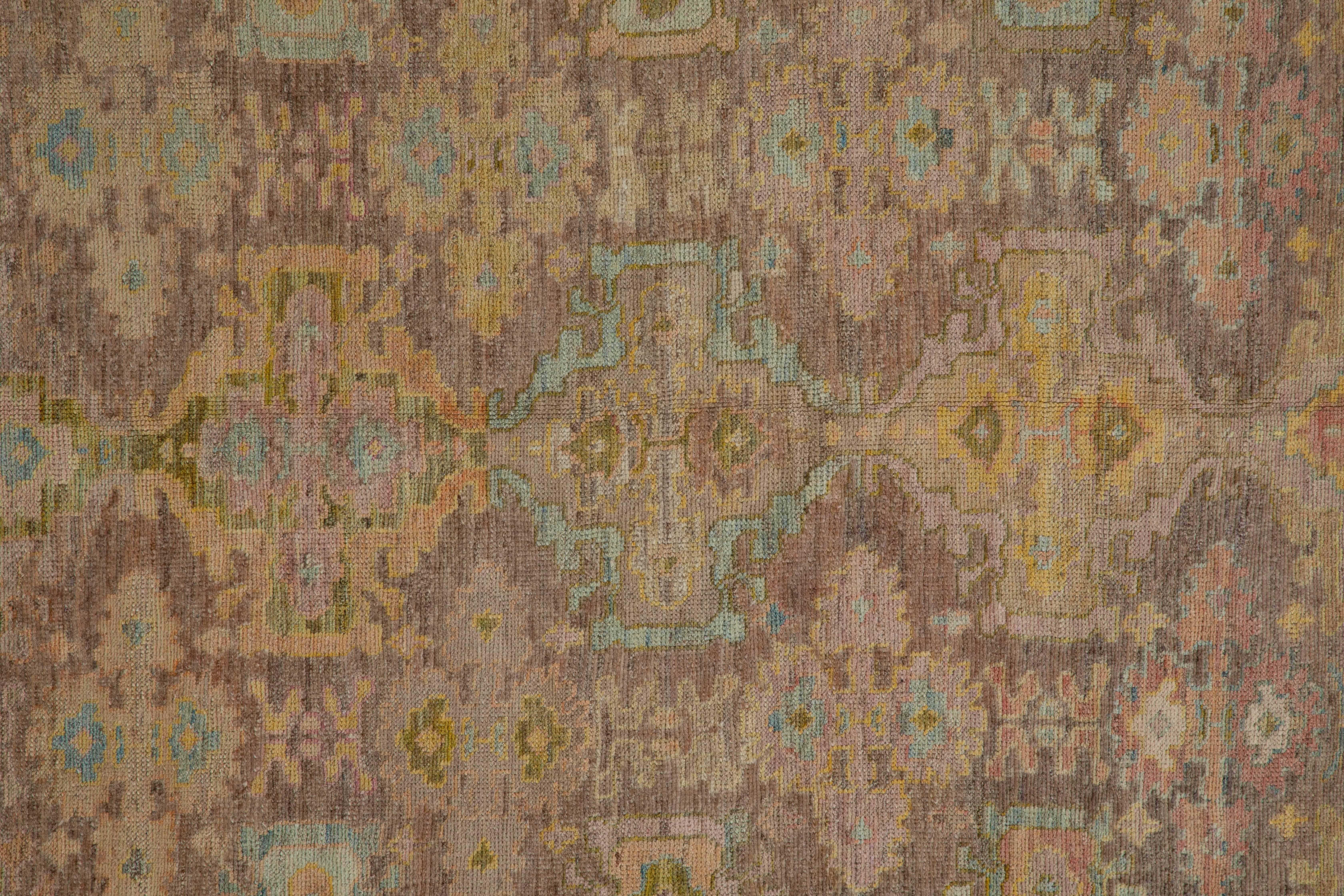 Moderner moderner türkischer Oushak-Teppich mit Blumendetails in verschiedenen Farben im Zustand „Hervorragend“ im Angebot in Dallas, TX