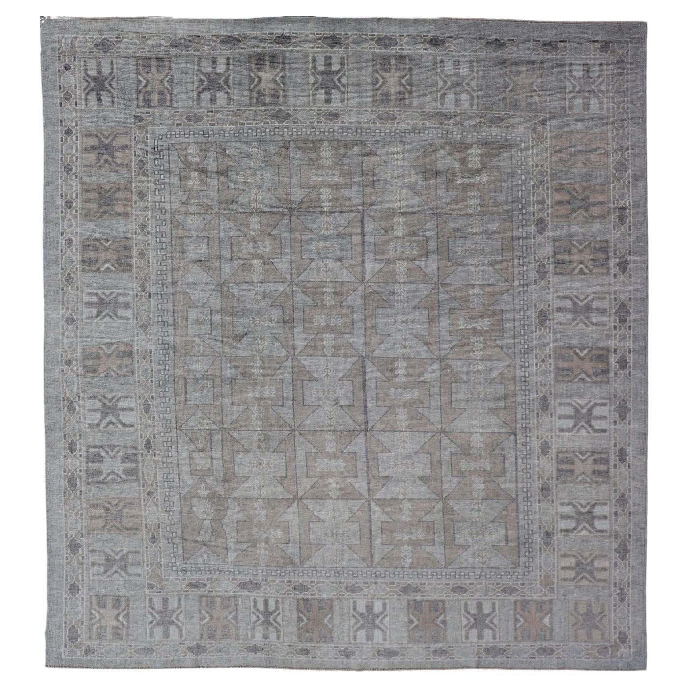 Moderner türkischer Oushak-Teppich mit grauen Schirmen und Stammesmuster