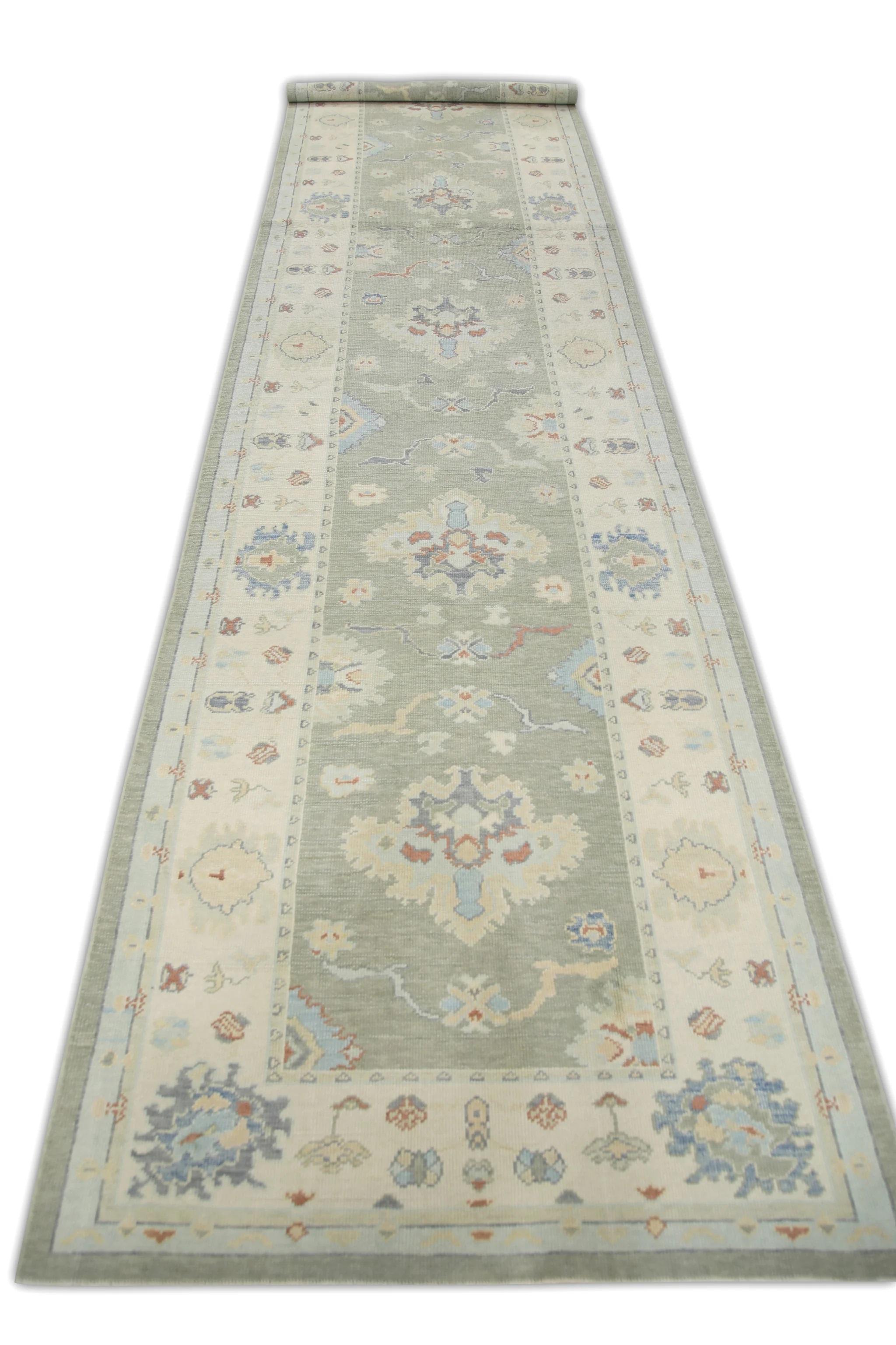Esta moderna alfombra turca Oushak es una impresionante pieza de arte que ha sido tejida a mano con técnicas tradicionales por hábiles artesanos. La alfombra presenta intrincados dibujos y una suave paleta de colores que se consigue mediante el uso