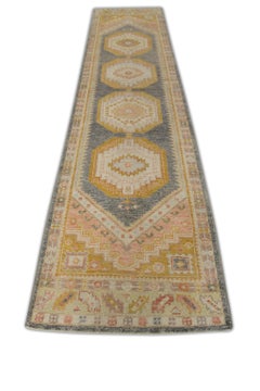 Handgewebter türkischer Oushak-Läufer aus Wolle in Rosa & Gelb mit Medaillonmuster 3'1" X 12'7"