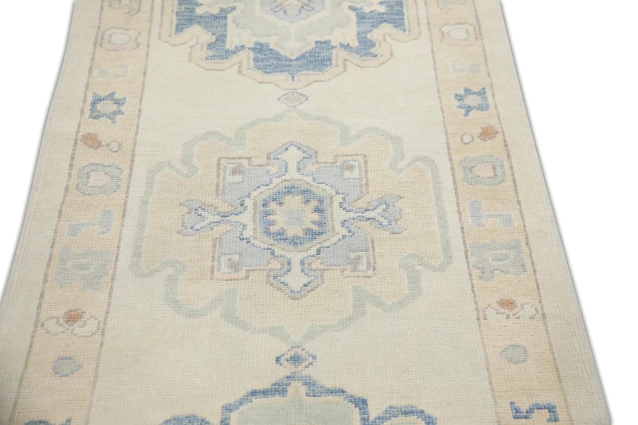 Handgewebter türkischer Oushak-Läufer aus Wolle in Blau & Gelb mit Blumenmuster 3' X 11'9
