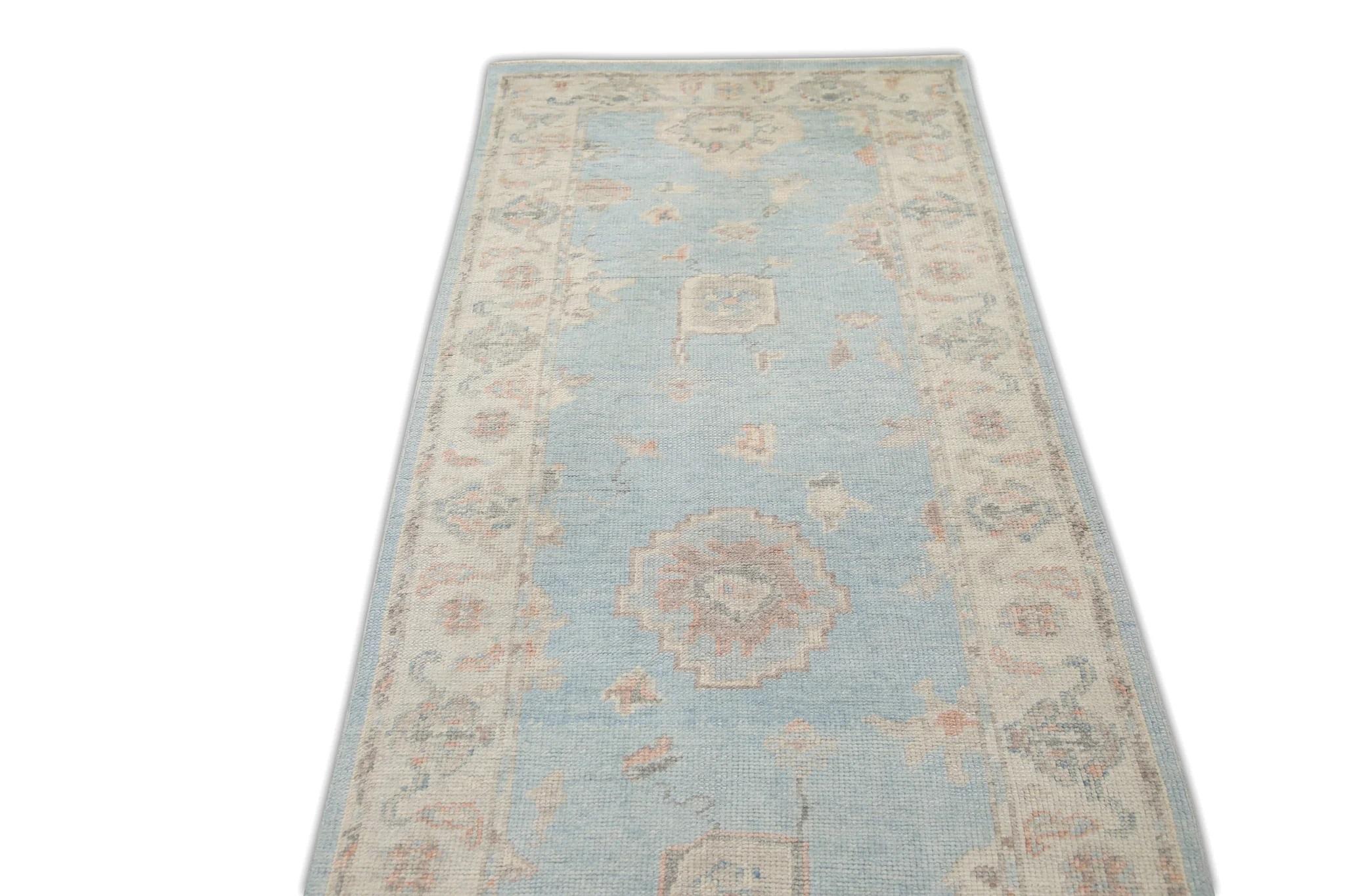 Türkischer Oushak-Läufer aus handgewebter Wolle in Blau mit buntem Blumenmuster 3'1