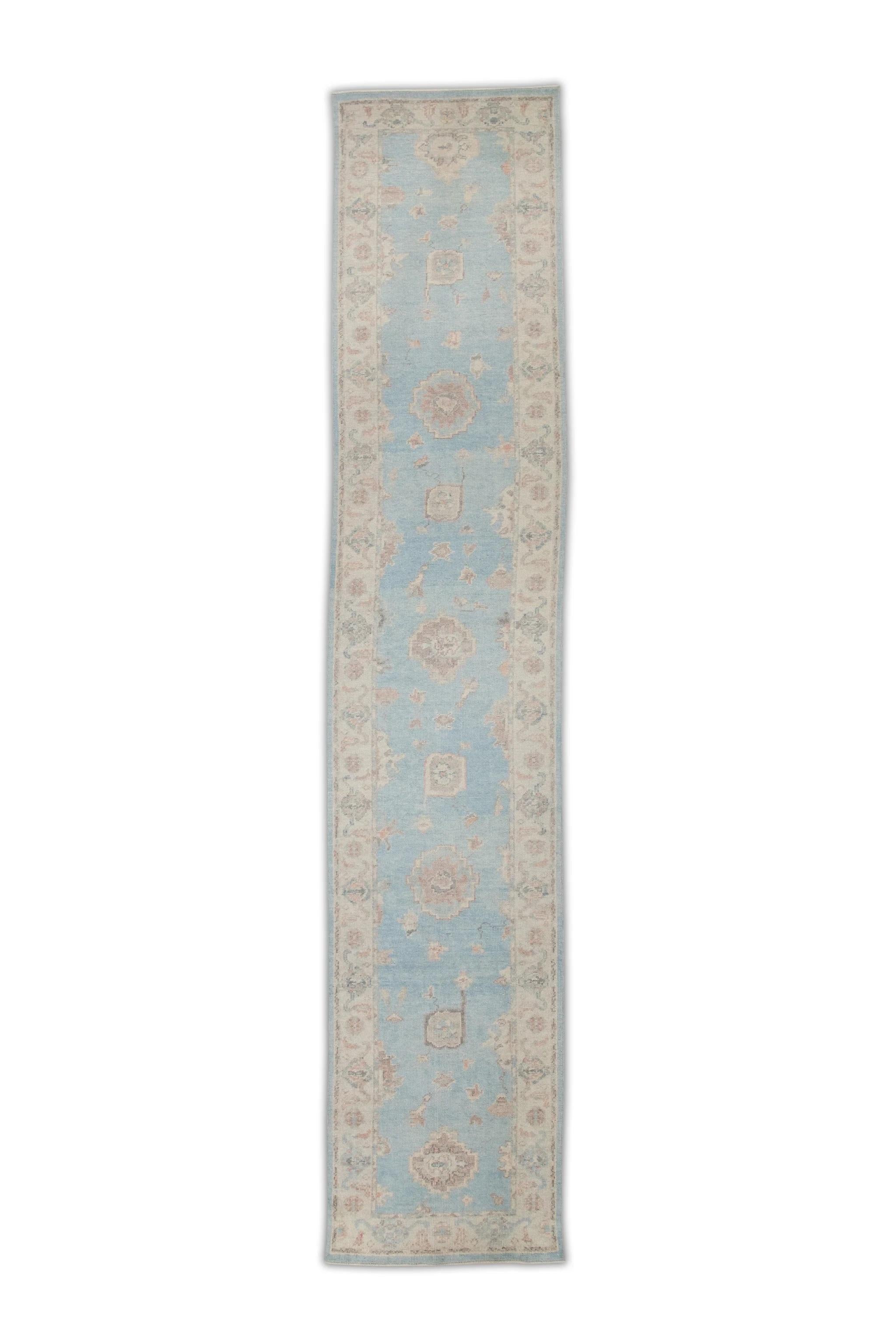Türkischer Oushak-Läufer aus handgewebter Wolle in Blau mit buntem Blumenmuster 3'1