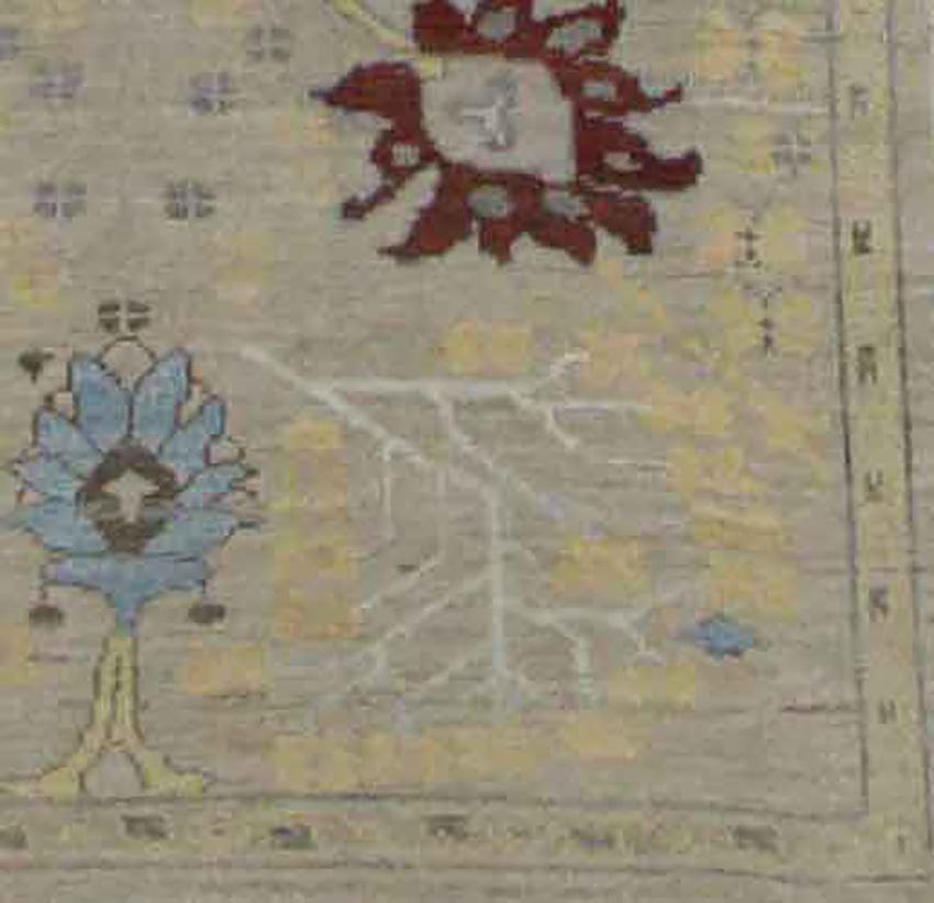 Moderner moderner türkischer Oushak-Läufer in Elfenbein mit gelben und blauen Blumenmuster (Türkisch) im Angebot