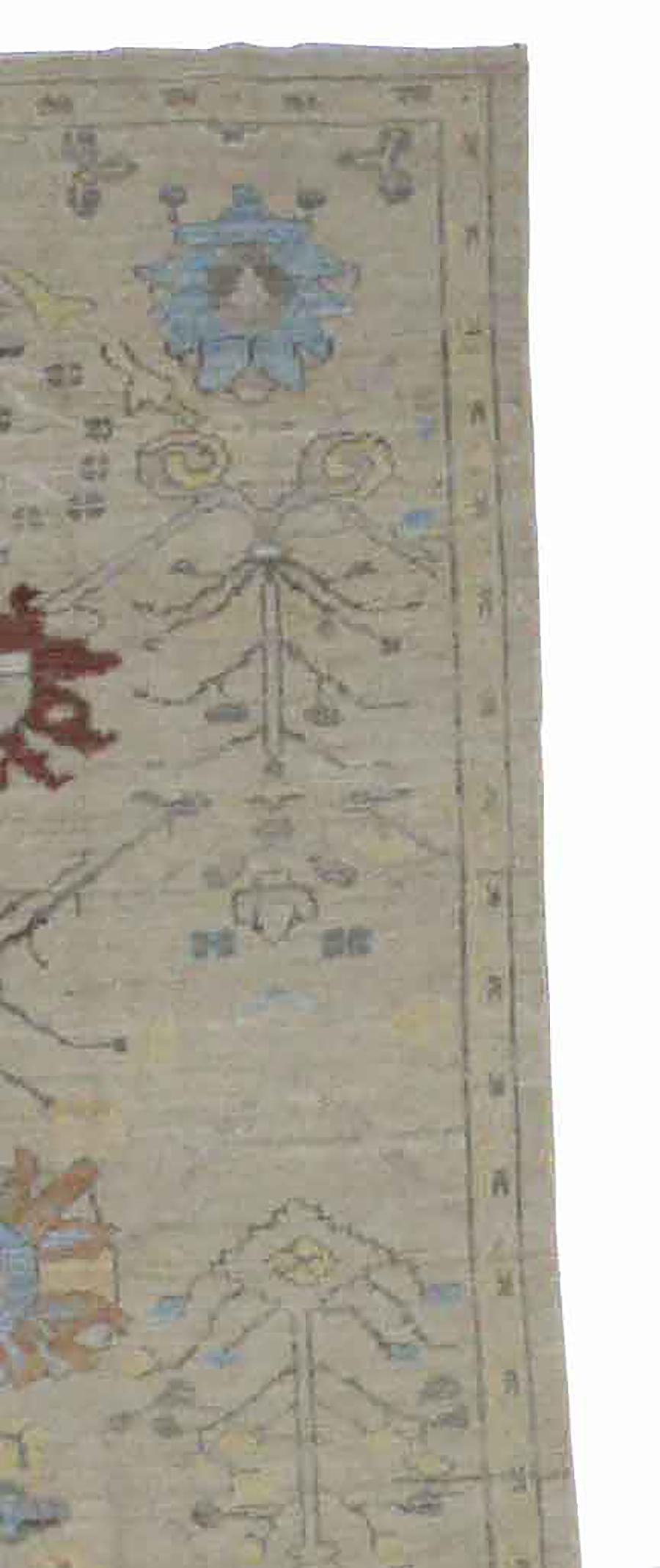 Moderner moderner türkischer Oushak-Läufer in Elfenbein mit gelben und blauen Blumenmuster (Handgewebt) im Angebot