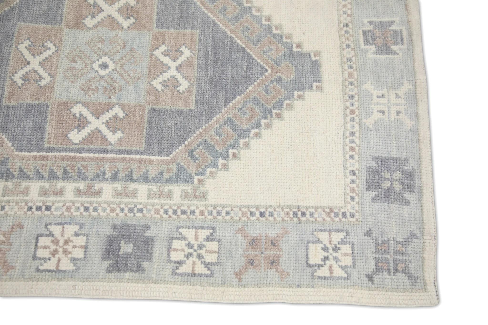 Moderner türkischer Oushak-Läufer in Mauve-Blau mit Medaillon-Design 3'1
