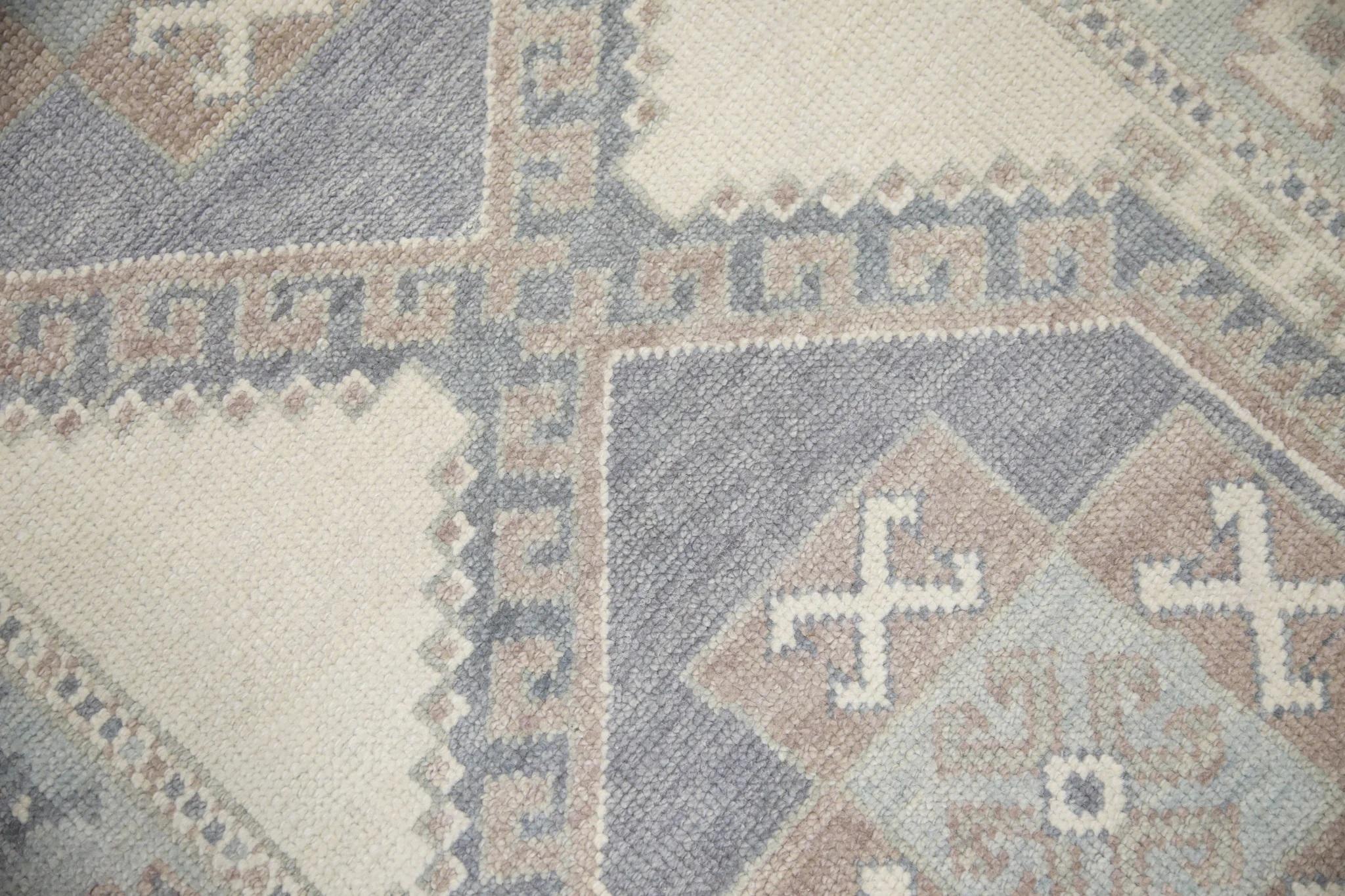Moderner türkischer Oushak-Läufer in Mauve-Blau mit Medaillon-Design 3'1