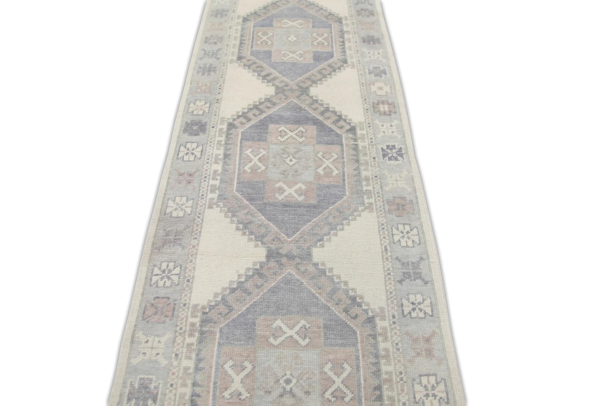Moderner türkischer Oushak-Läufer in Mauve-Blau mit Medaillon-Design 3'1