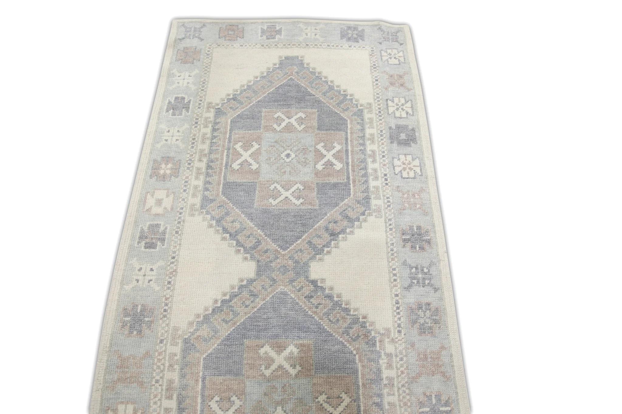 Moderner türkischer Oushak-Läufer in Mauve-Blau mit Medaillon-Design 3'1
