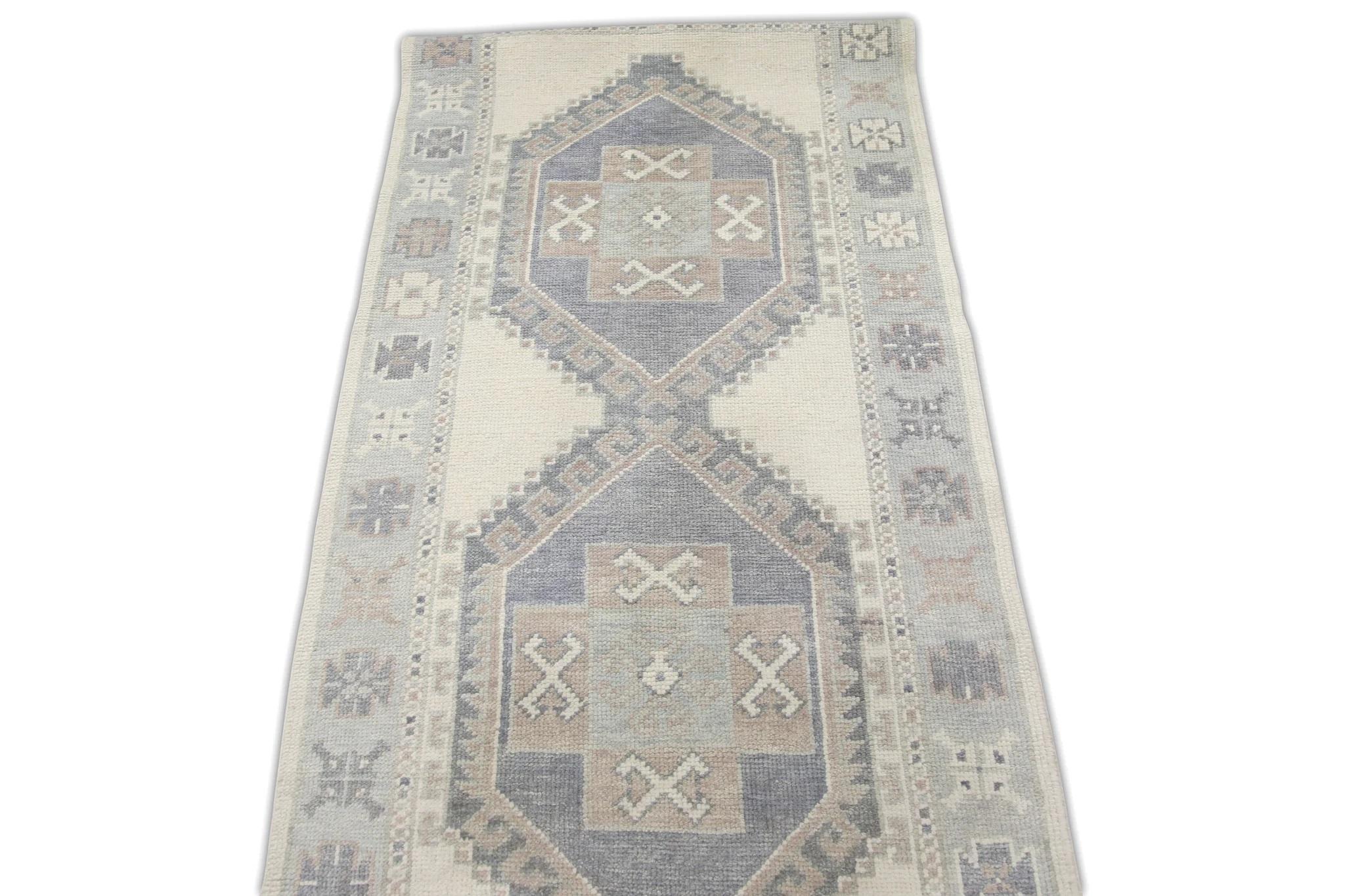 Moderner türkischer Oushak-Läufer in Mauve-Blau mit Medaillon-Design 3'1