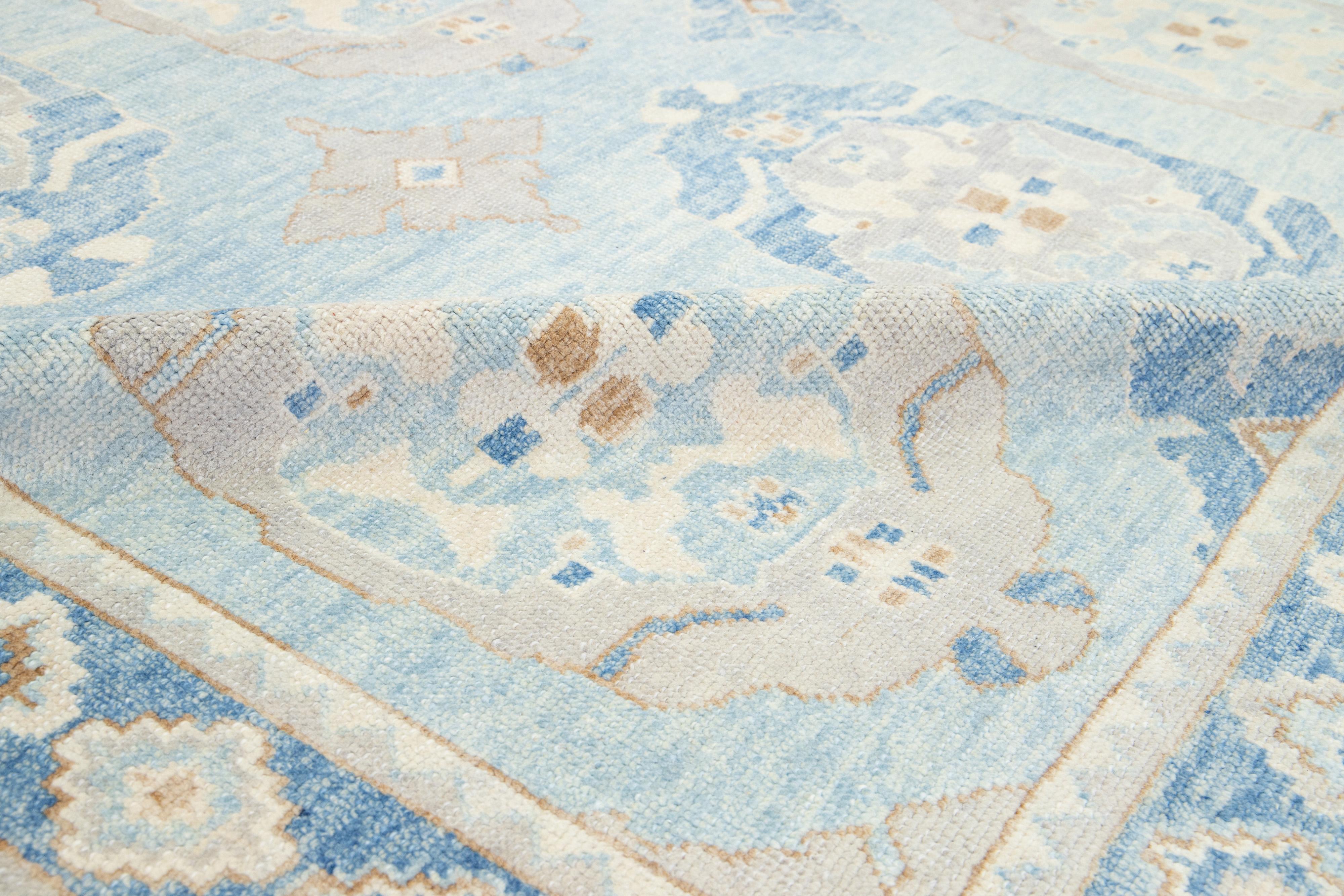 Moderner türkischer Oushak-Wollteppich in Hellblau mit Blumenmuster im Angebot 3