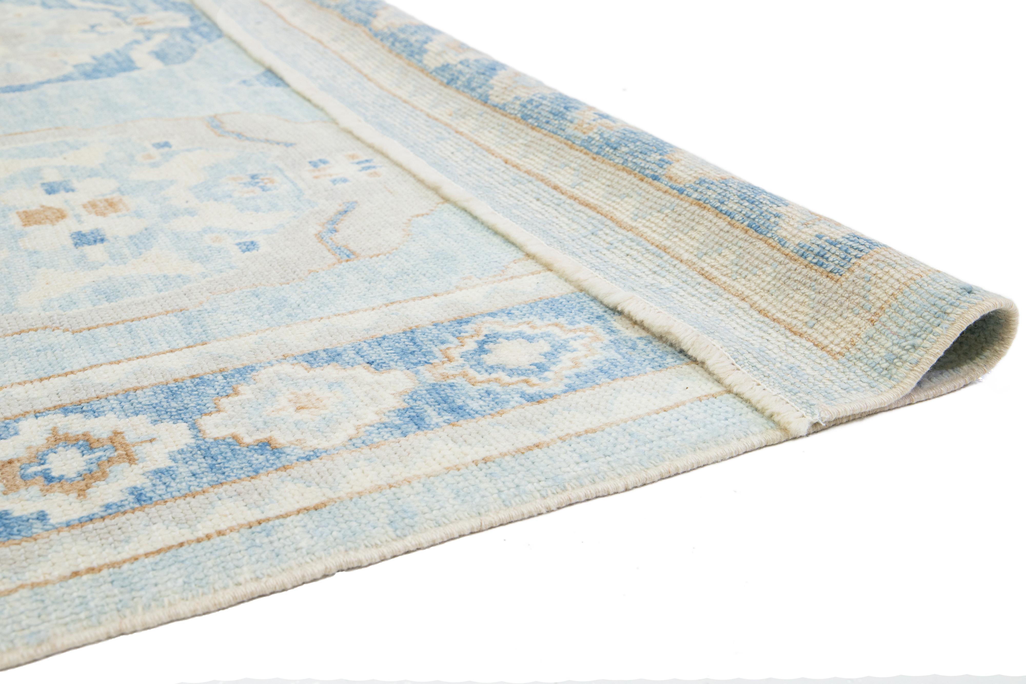Moderner türkischer Oushak-Wollteppich in Hellblau mit Blumenmuster (Türkisch) im Angebot