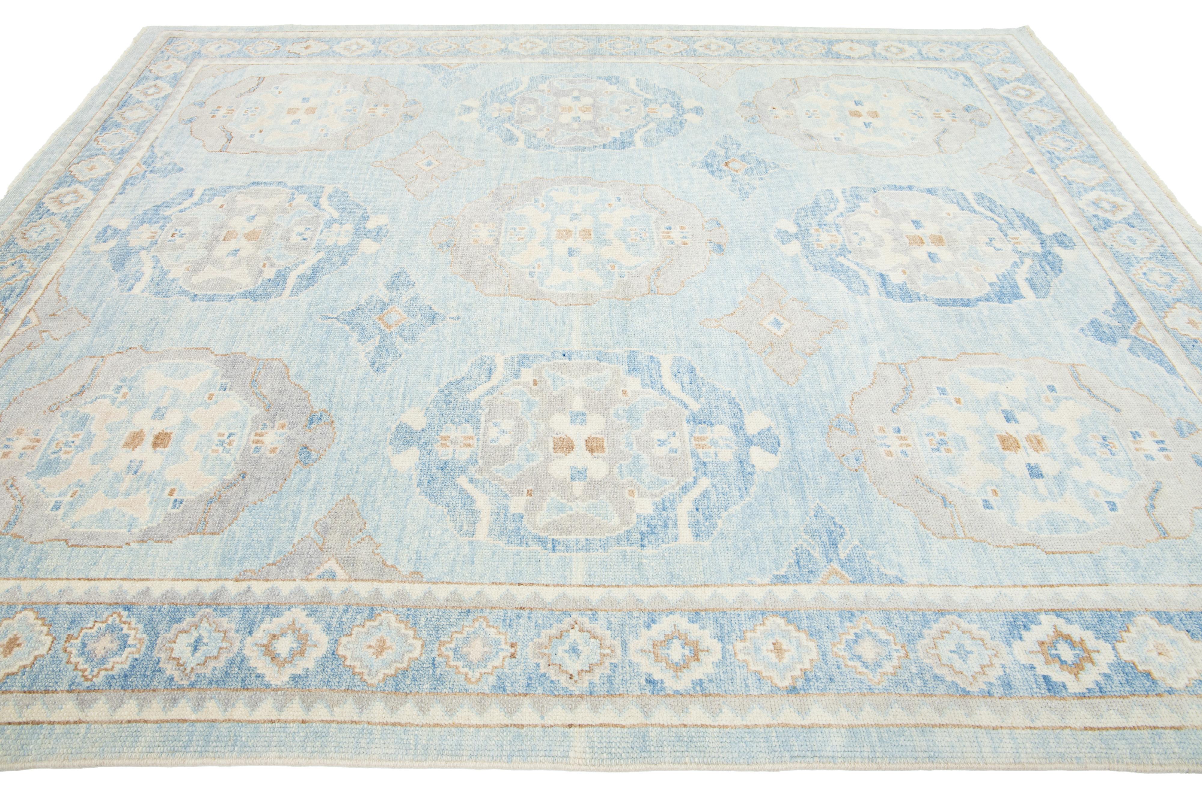 Moderner türkischer Oushak-Wollteppich in Hellblau mit Blumenmuster (21. Jahrhundert und zeitgenössisch) im Angebot