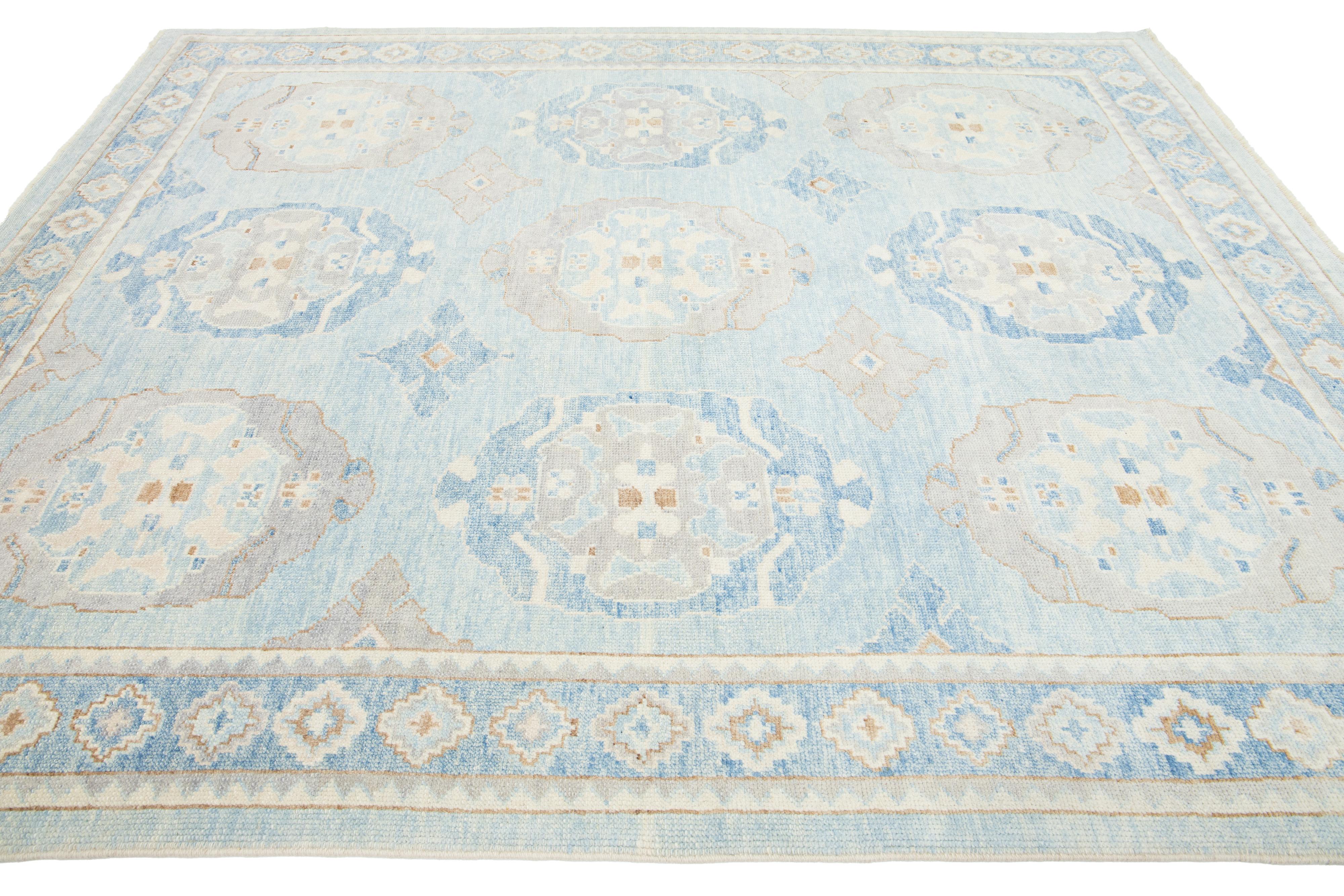 XXIe siècle et contemporain Tapis turc moderne Oushak en laine bleu clair avec motif floral en vente