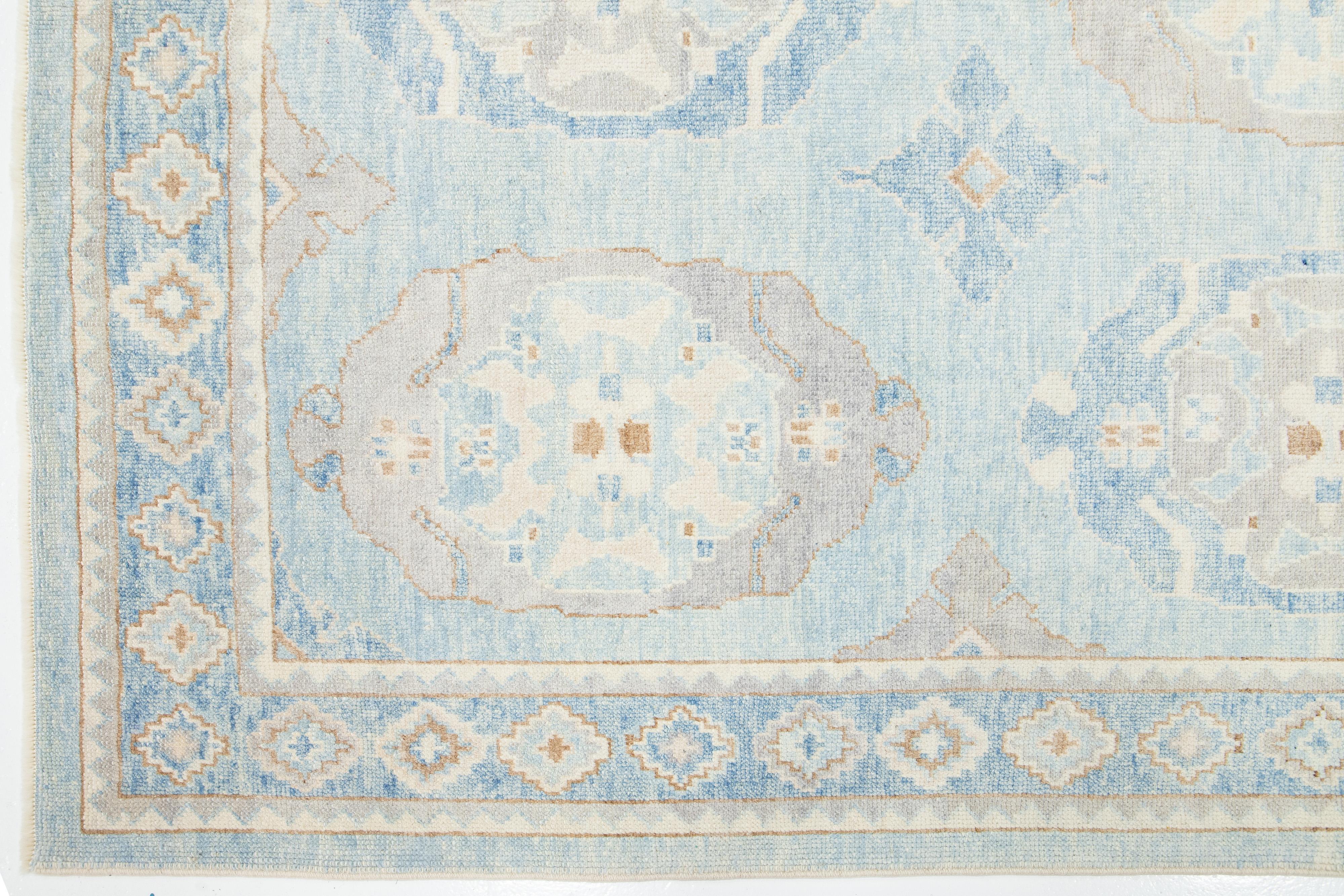 Moderner türkischer Oushak-Wollteppich in Hellblau mit Blumenmuster (Wolle) im Angebot
