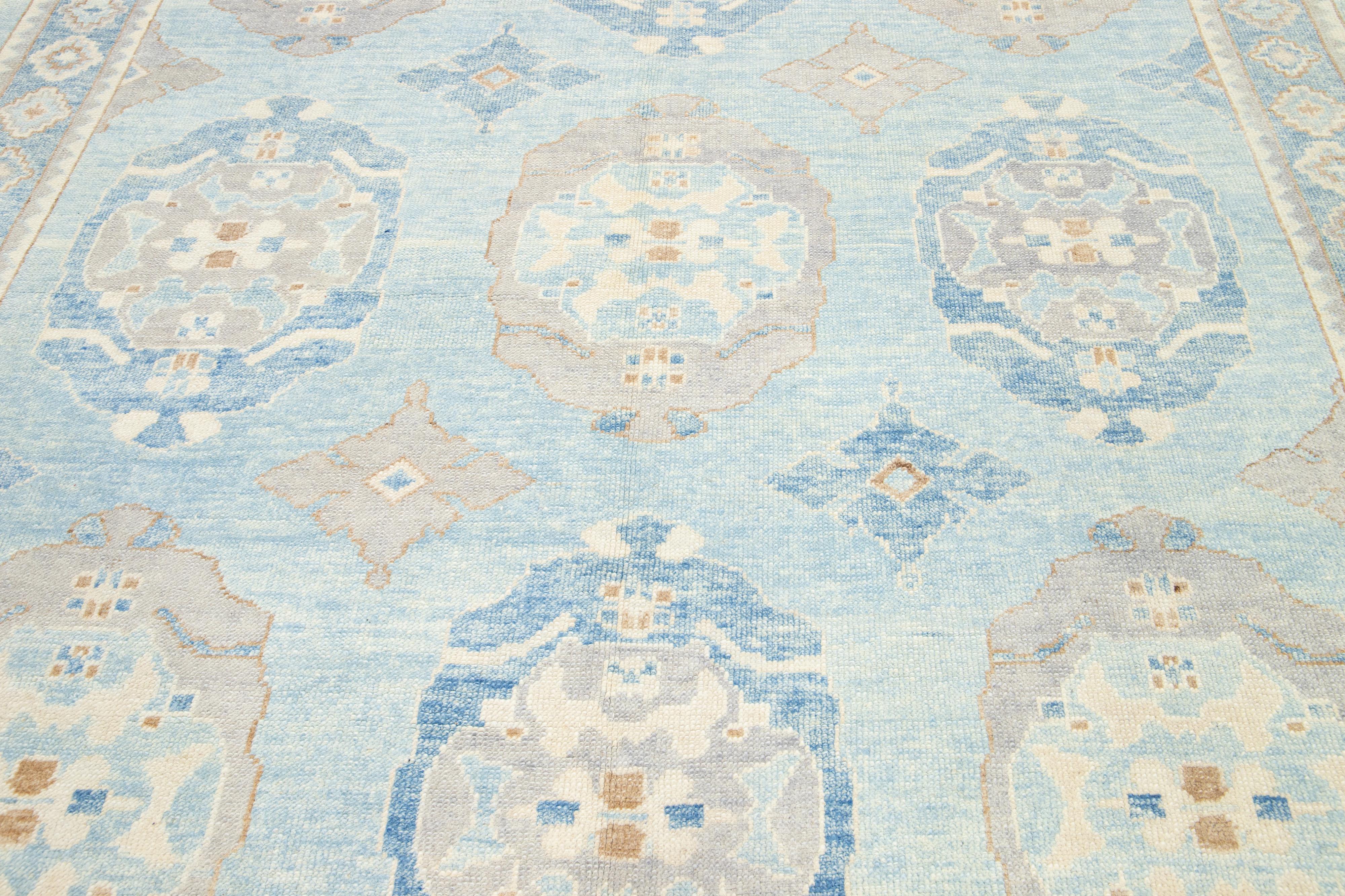Moderner türkischer Oushak-Wollteppich in Hellblau mit Blumenmuster im Angebot 1