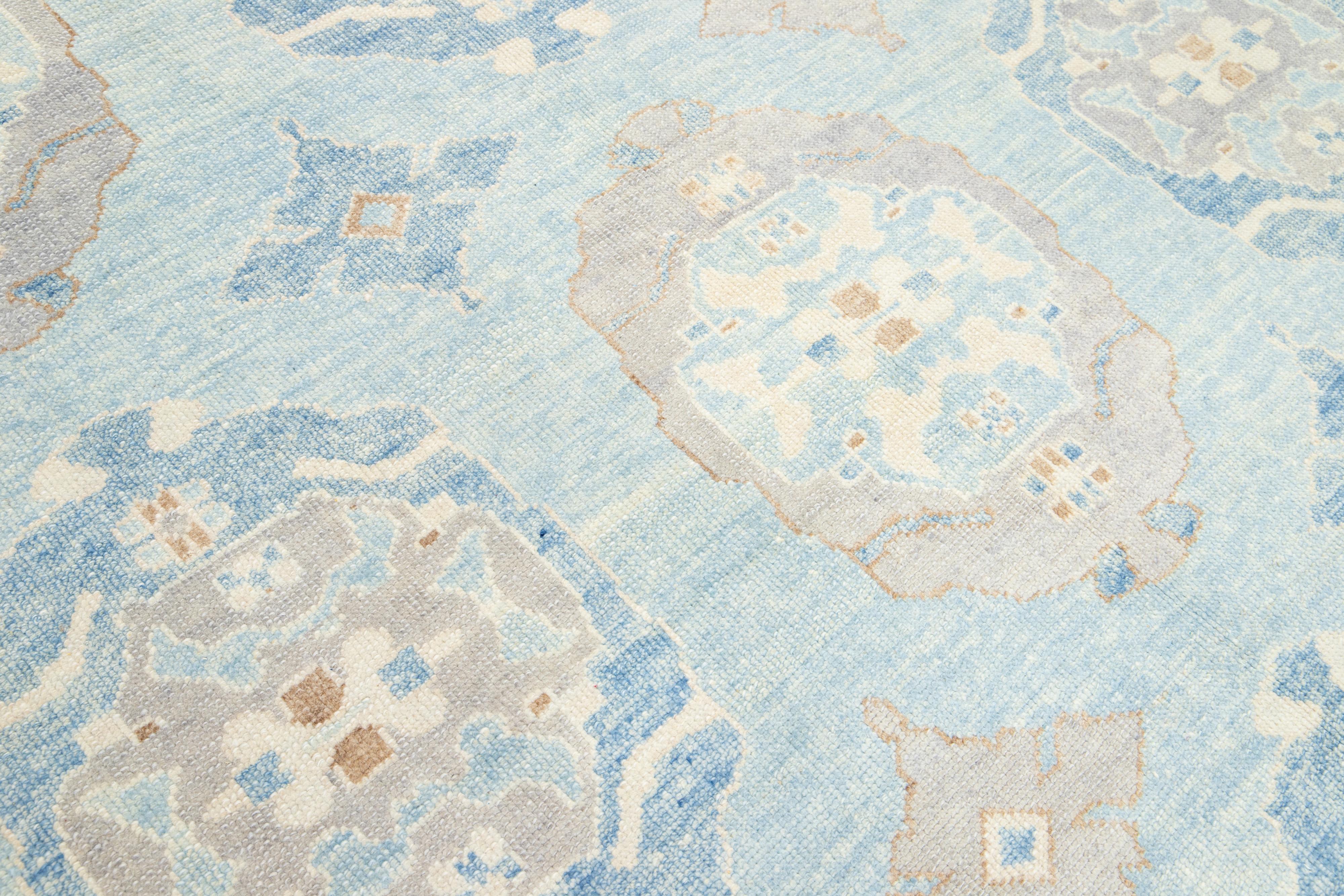 Moderner türkischer Oushak-Wollteppich in Hellblau mit Blumenmuster im Angebot 2