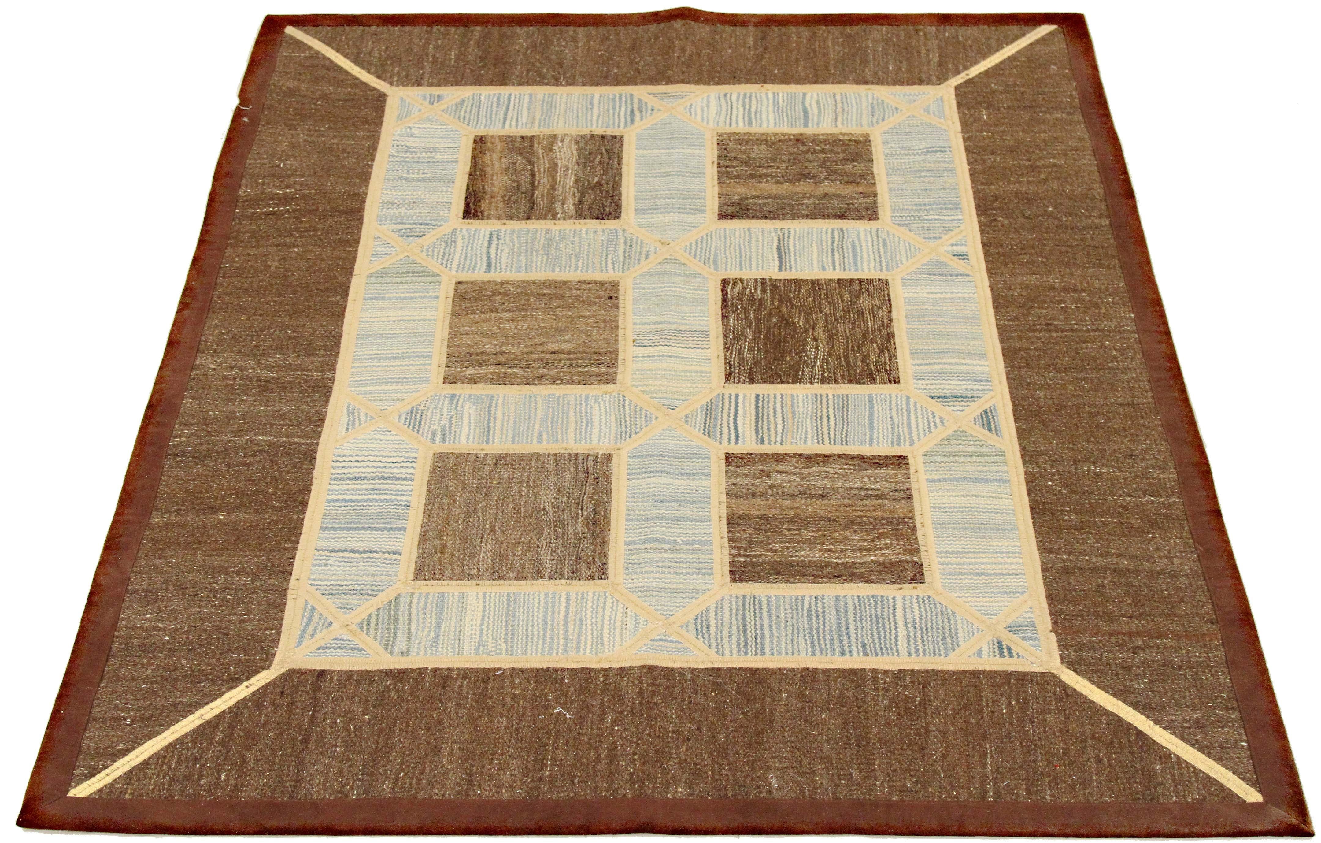 Moderner türkischer Teppich, handgewebt aus feinster Schafwolle und gefärbt mit natürlichen Pflanzenfarben, die für Menschen und Haustiere sicher sind. Es handelt sich um ein traditionelles Patch-Kilim-Flachgewebe mit eleganten geometrischen Mustern