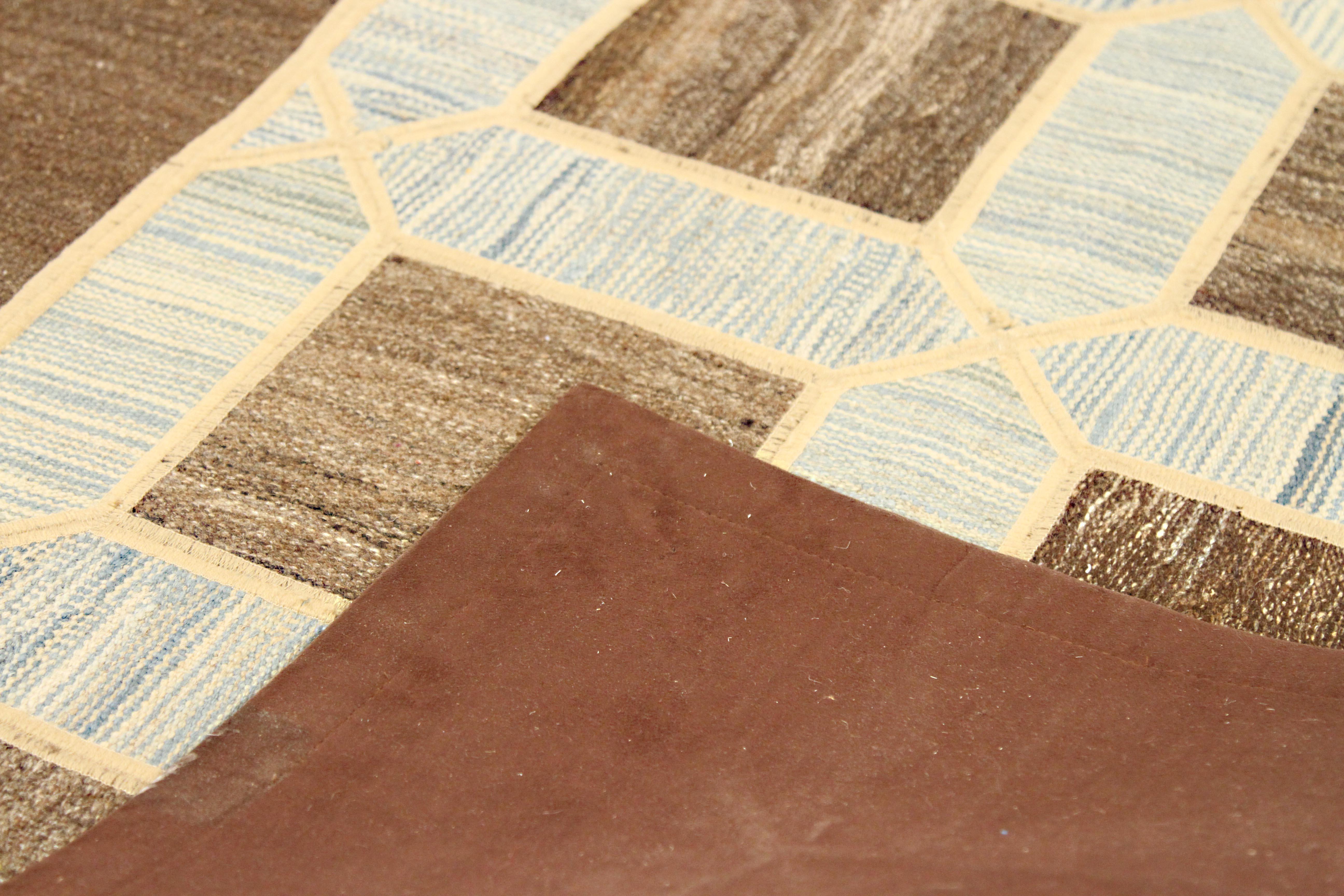 Moderner türkischer Patch-Kelim-Teppich mit geometrischen Details in Grau und Beige (Türkisch) im Angebot