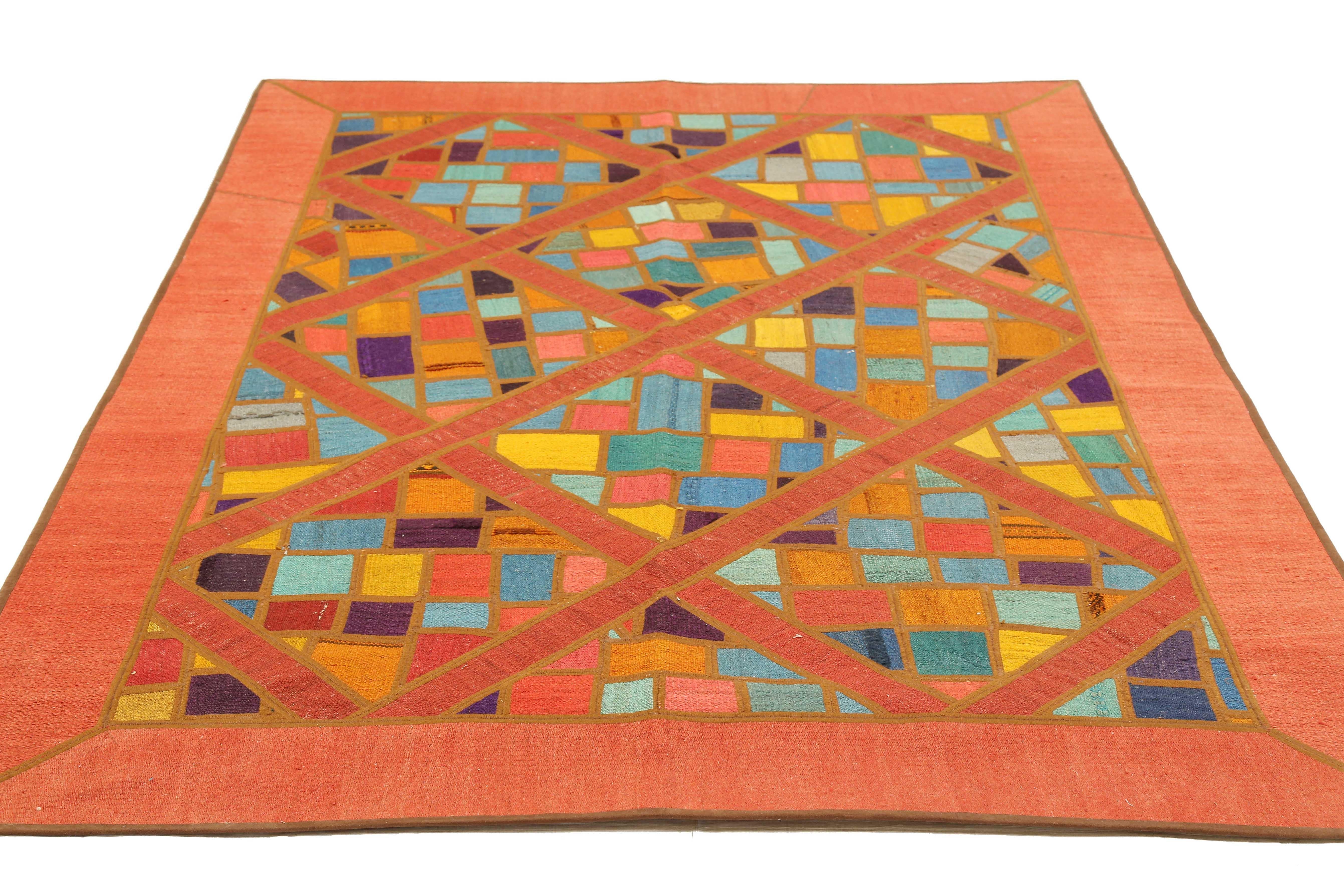 Moderner türkischer Teppich, handgewebt aus feinster Schafwolle und gefärbt mit natürlichen Pflanzenfarben, die für Menschen und Haustiere sicher sind. Es handelt sich um ein traditionelles Patch-Kilim-Flachgewebemuster mit farbigen Mosaikfliesen