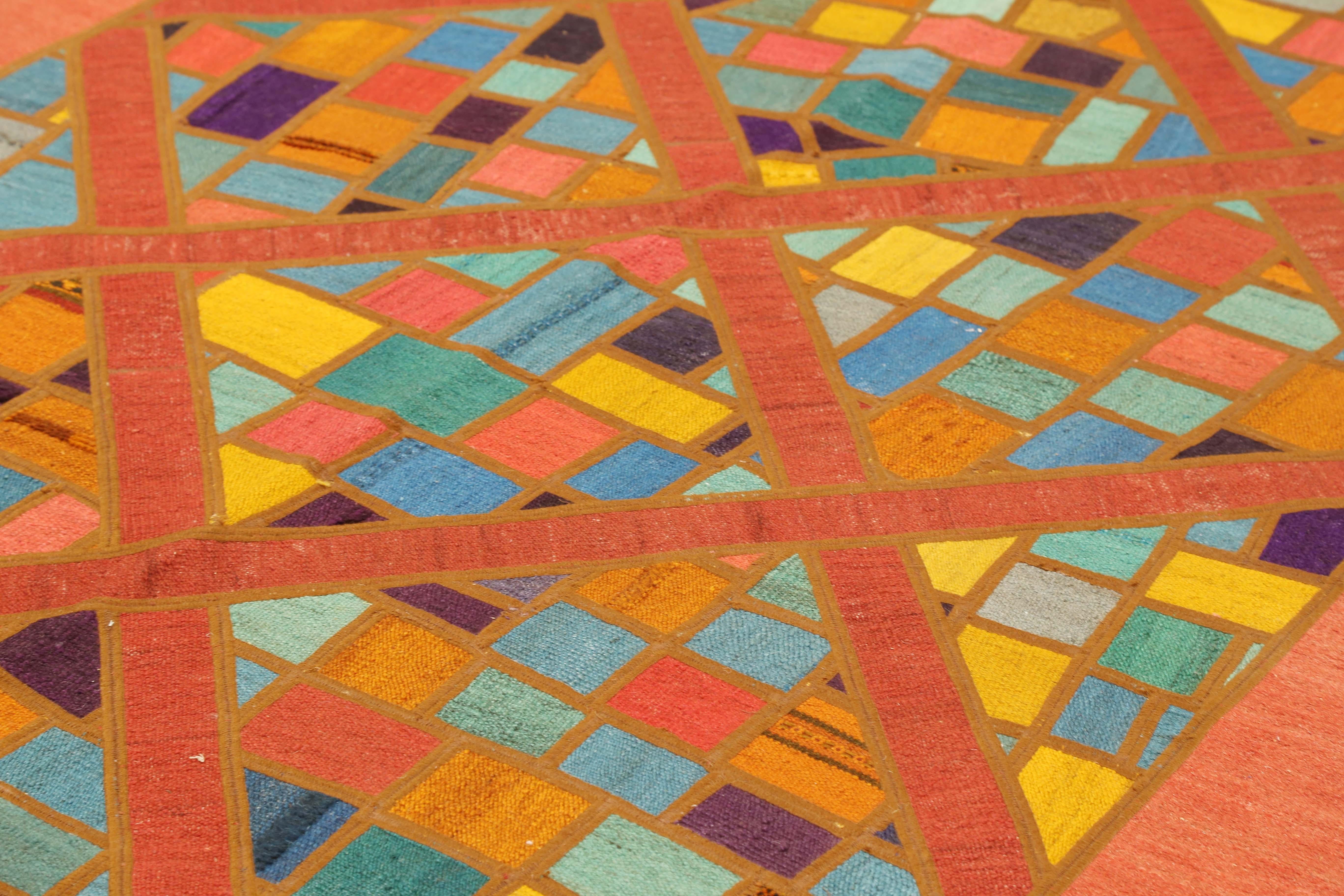 Moderner türkischer Patch-Kelim-Teppich mit Mosaikfliesen und geometrischem Muster (Türkisch) im Angebot