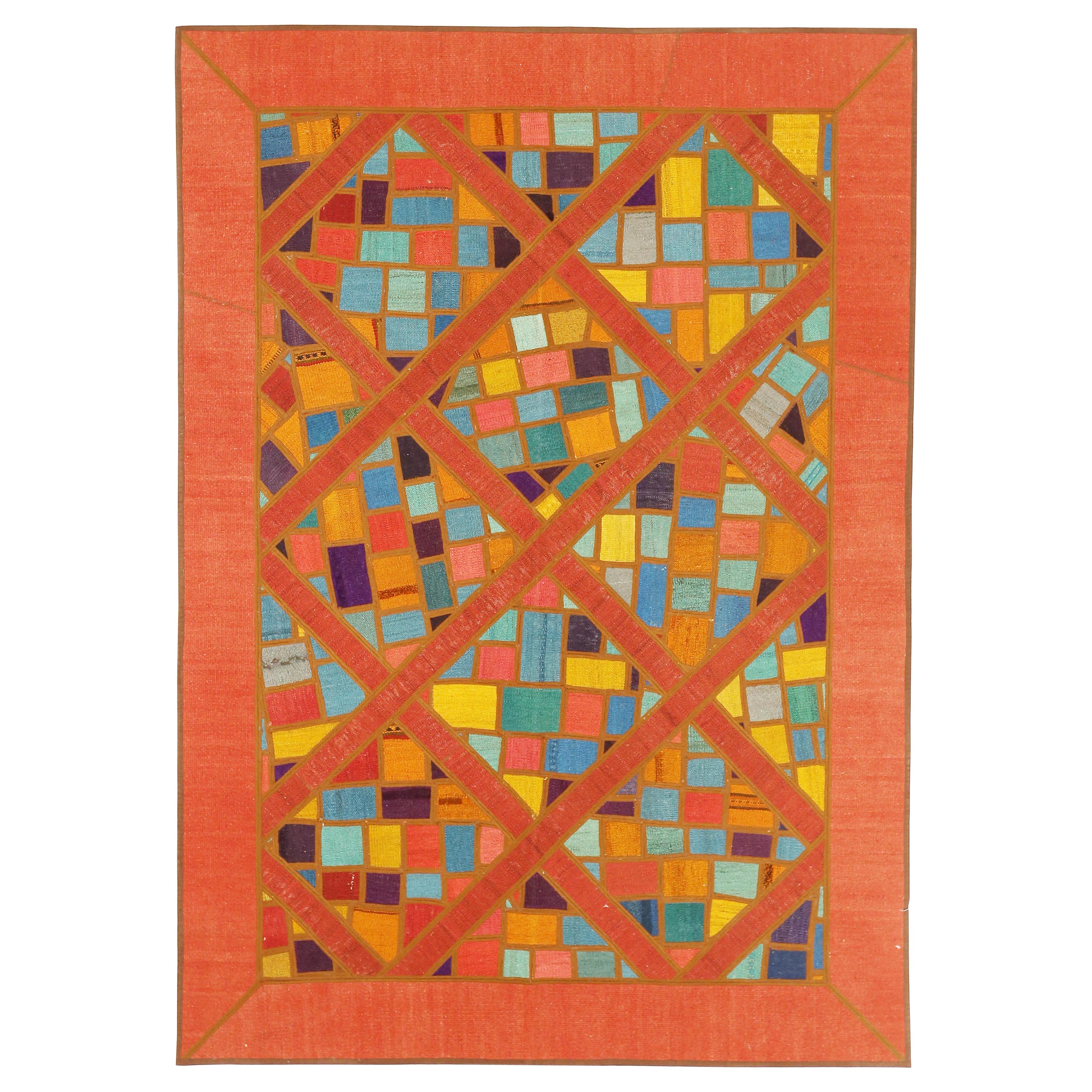 Moderner türkischer Patch-Kelim-Teppich mit Mosaikfliesen und geometrischem Muster