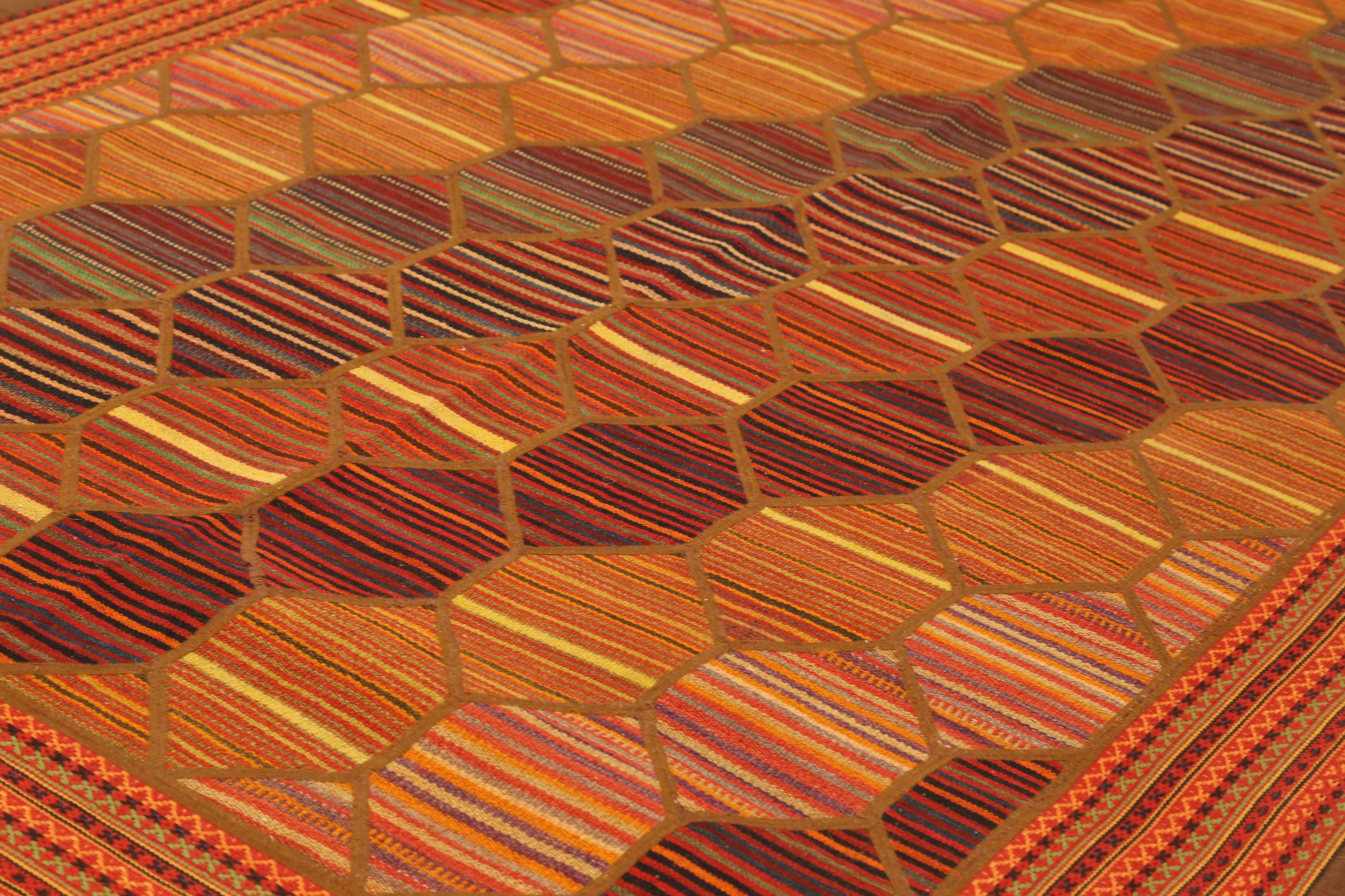 Moderner türkischer Patch-Kelim-Teppich mit rotem und schwarzem Bienenkäfig-Muster (Türkisch) im Angebot