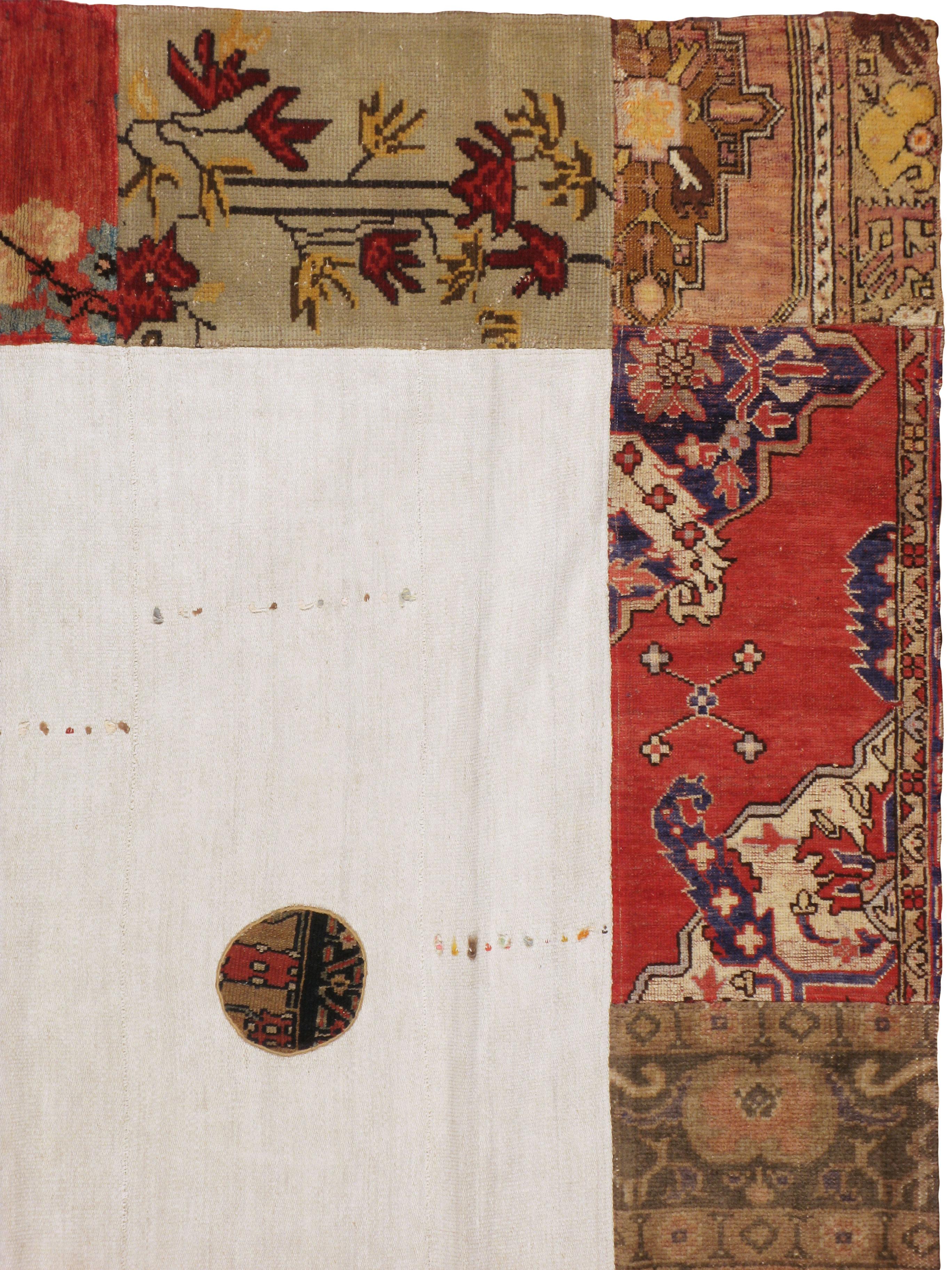 Ein moderner türkischer Patchwork-Teppich, der aus antiken und alten Teppichfragmenten hergestellt wurde. Das weiße Farbfeld besteht vollständig aus einem alten türkischen Kelim, der mit Hanf flach gewebt ist. Das Feld ist mit Teppichfragmenten