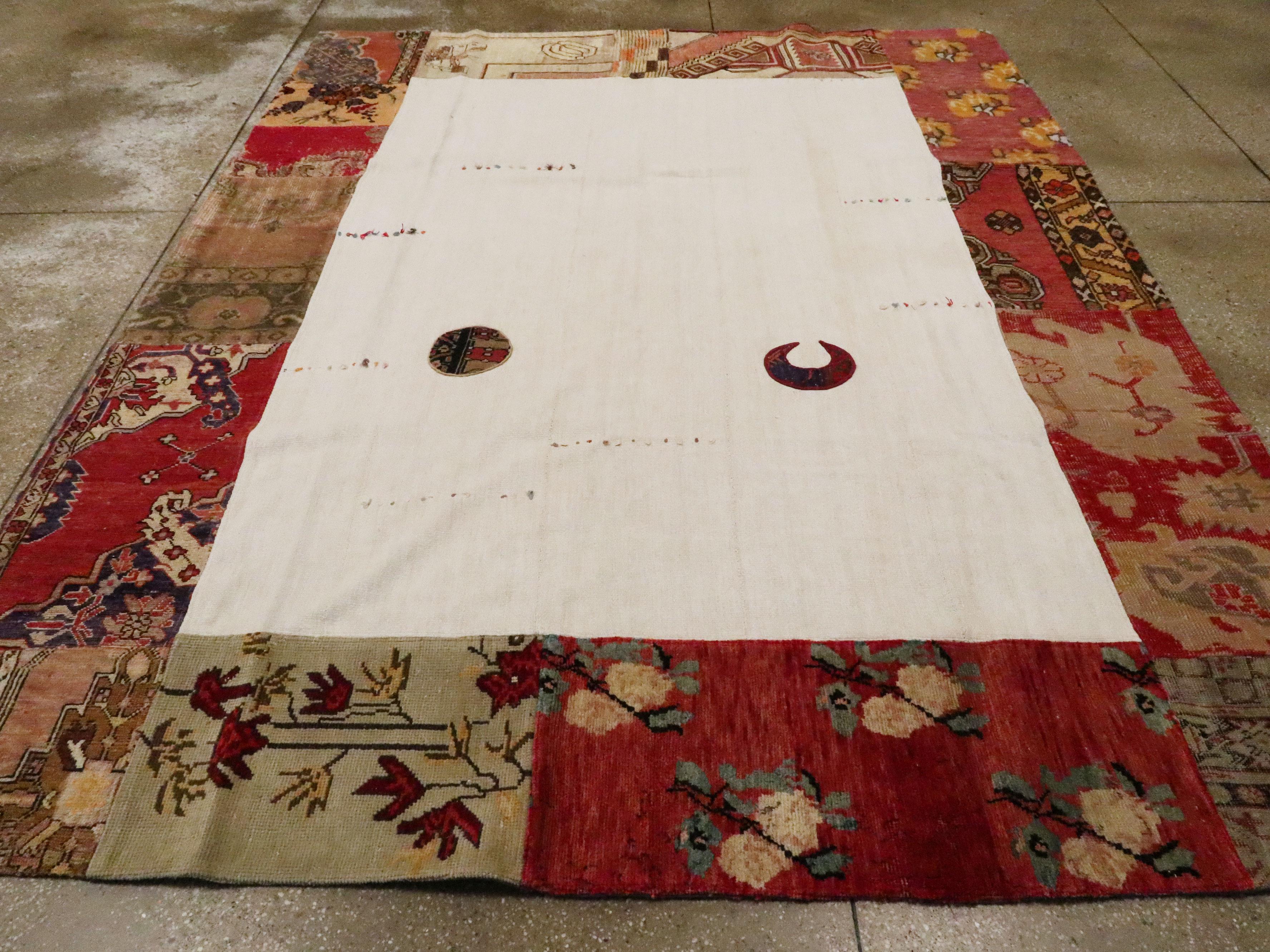 Moderner moderner türkischer Patchwork-Teppich (Handgewebt) im Angebot
