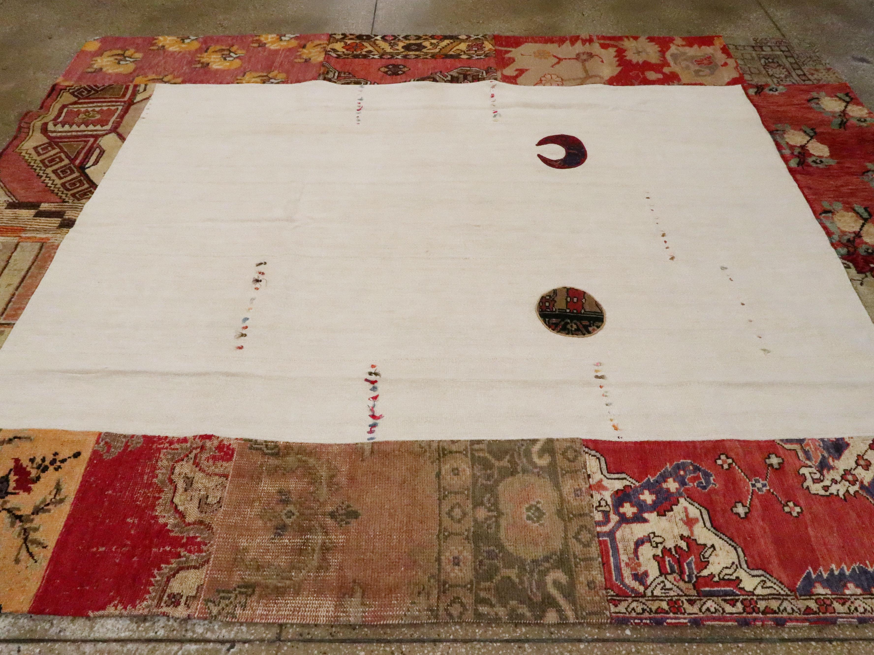 Moderner moderner türkischer Patchwork-Teppich (Wolle) im Angebot