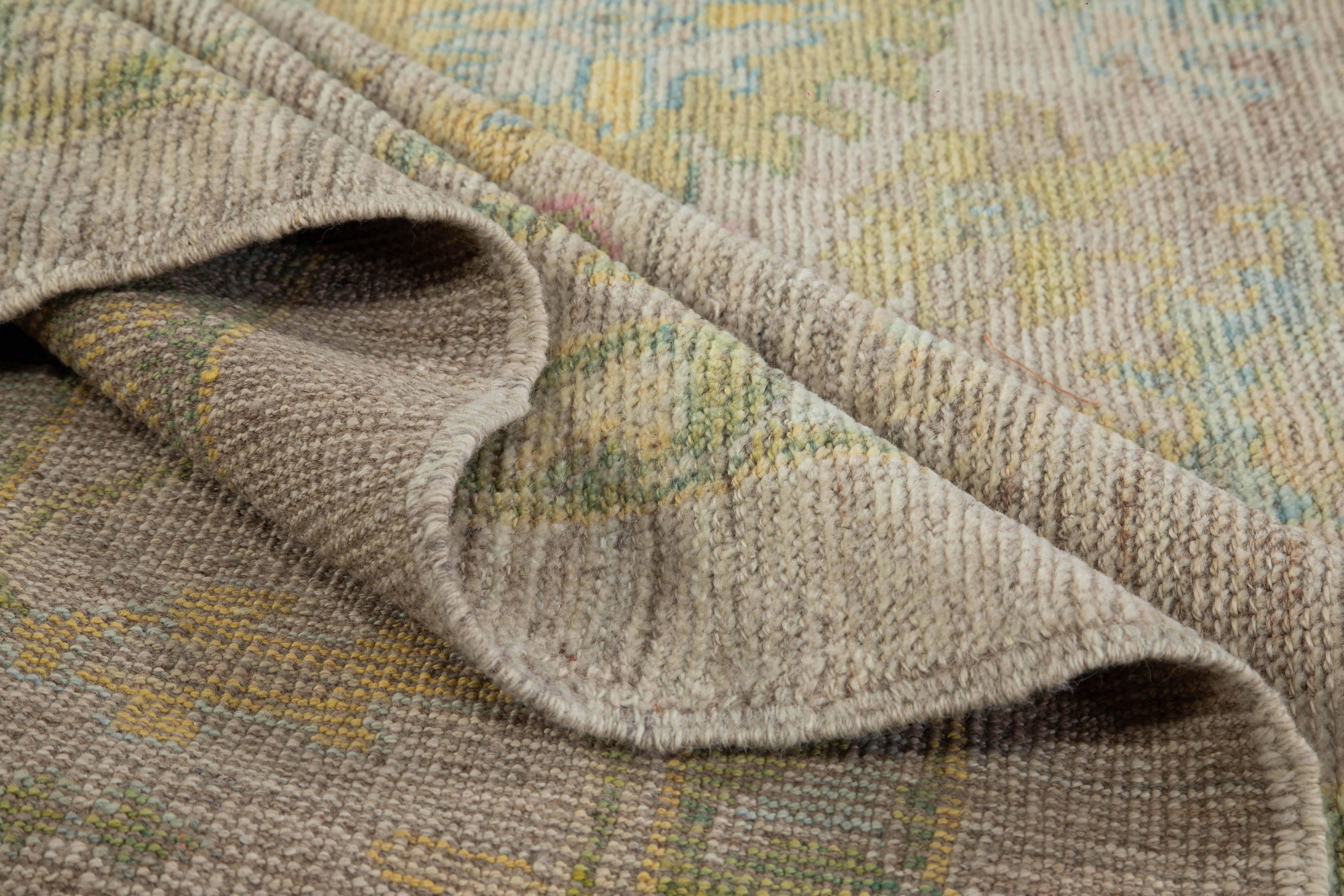 Moderner moderner türkischer Teppich Oushak Weave mit beigem und lila Blumenfeld (Islamisch) im Angebot