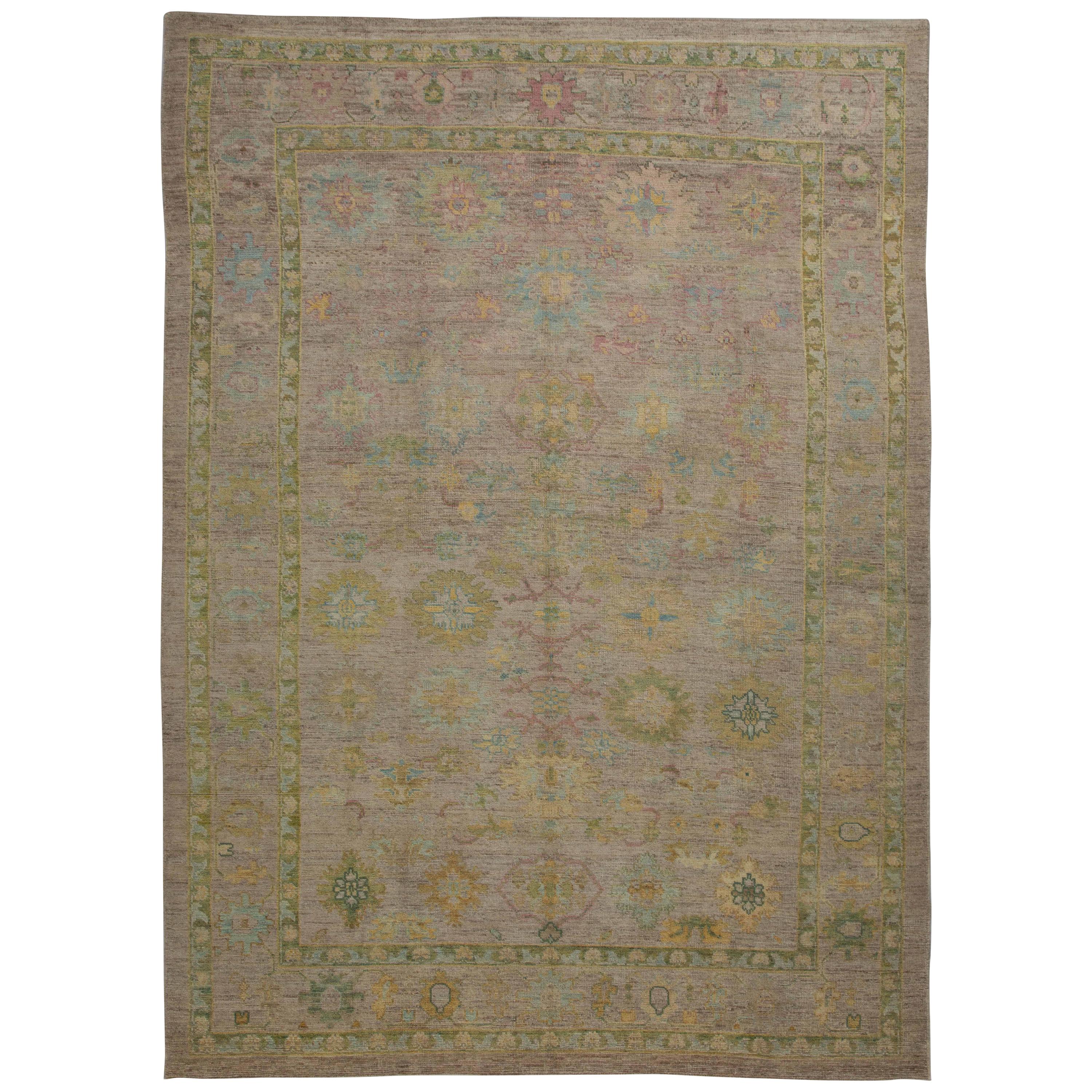 Tapis turc moderne tissé de type Oushak avec champ à fleurs beige et violet en vente