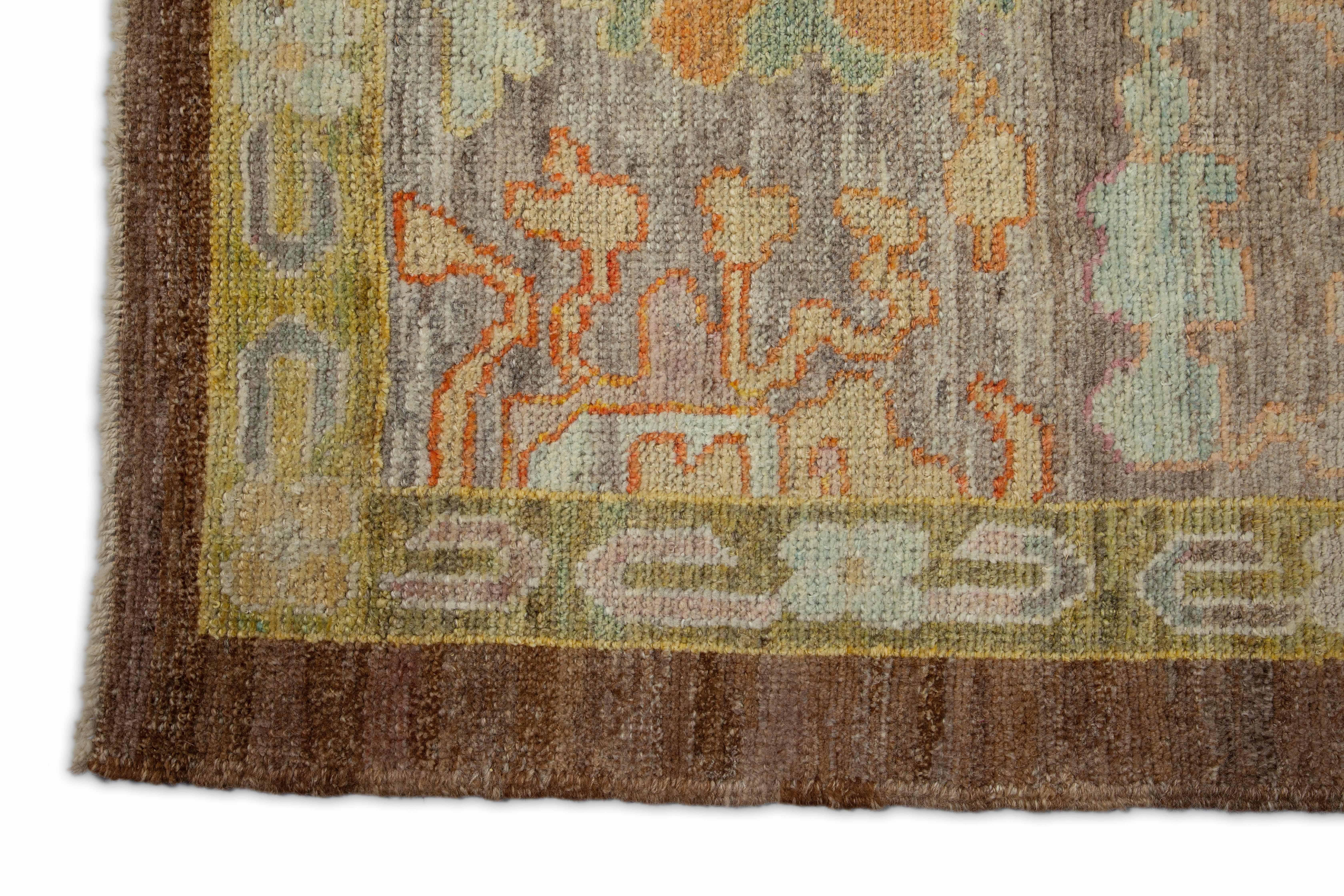Moderner moderner türkischer Teppich Oushak Weave mit braunem Feld und mehrfarbigen Blumendetails (Islamisch) im Angebot