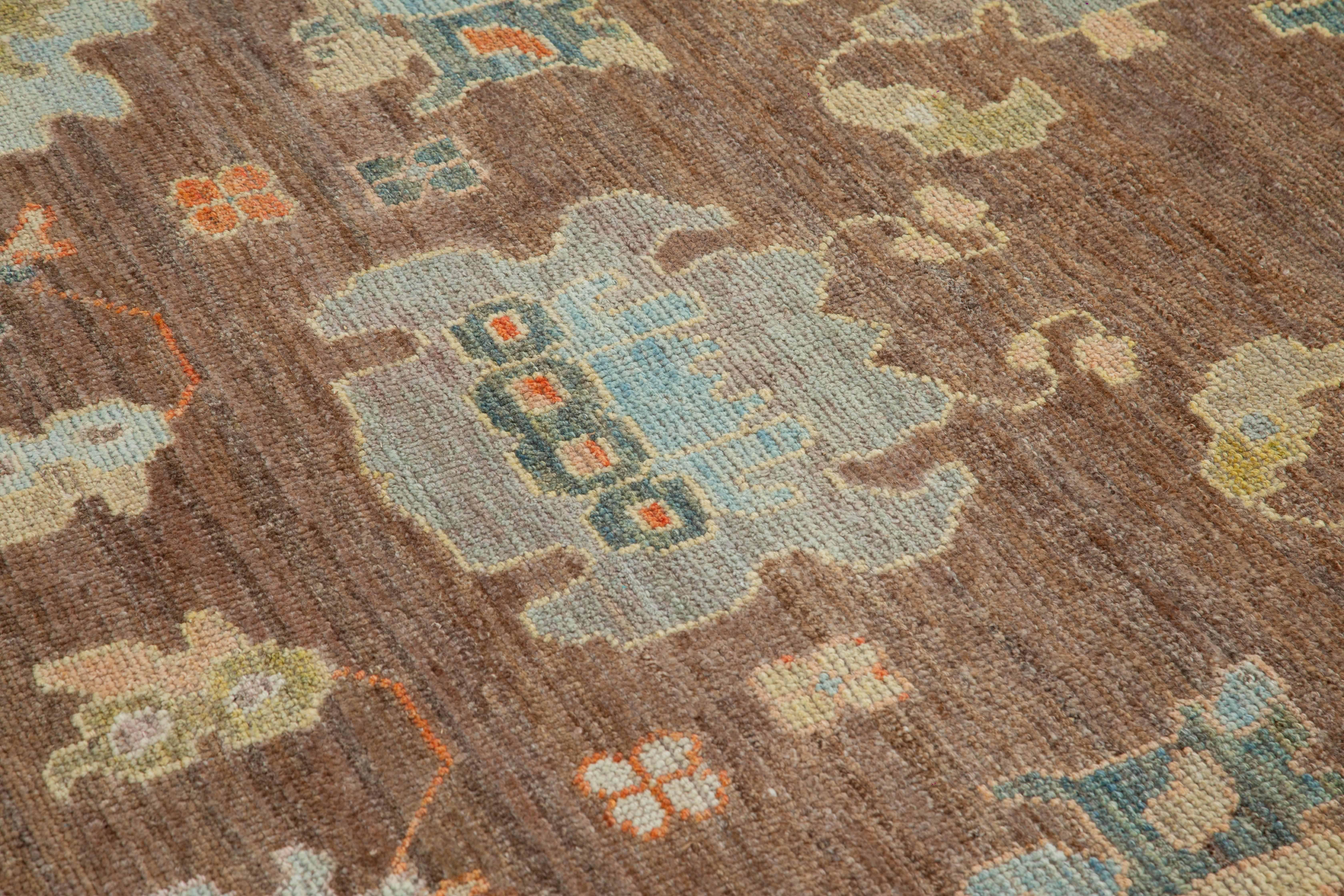 Moderner moderner türkischer Teppich Oushak Weave mit braunem Feld und mehrfarbigen Blumendetails (Persisch) im Angebot