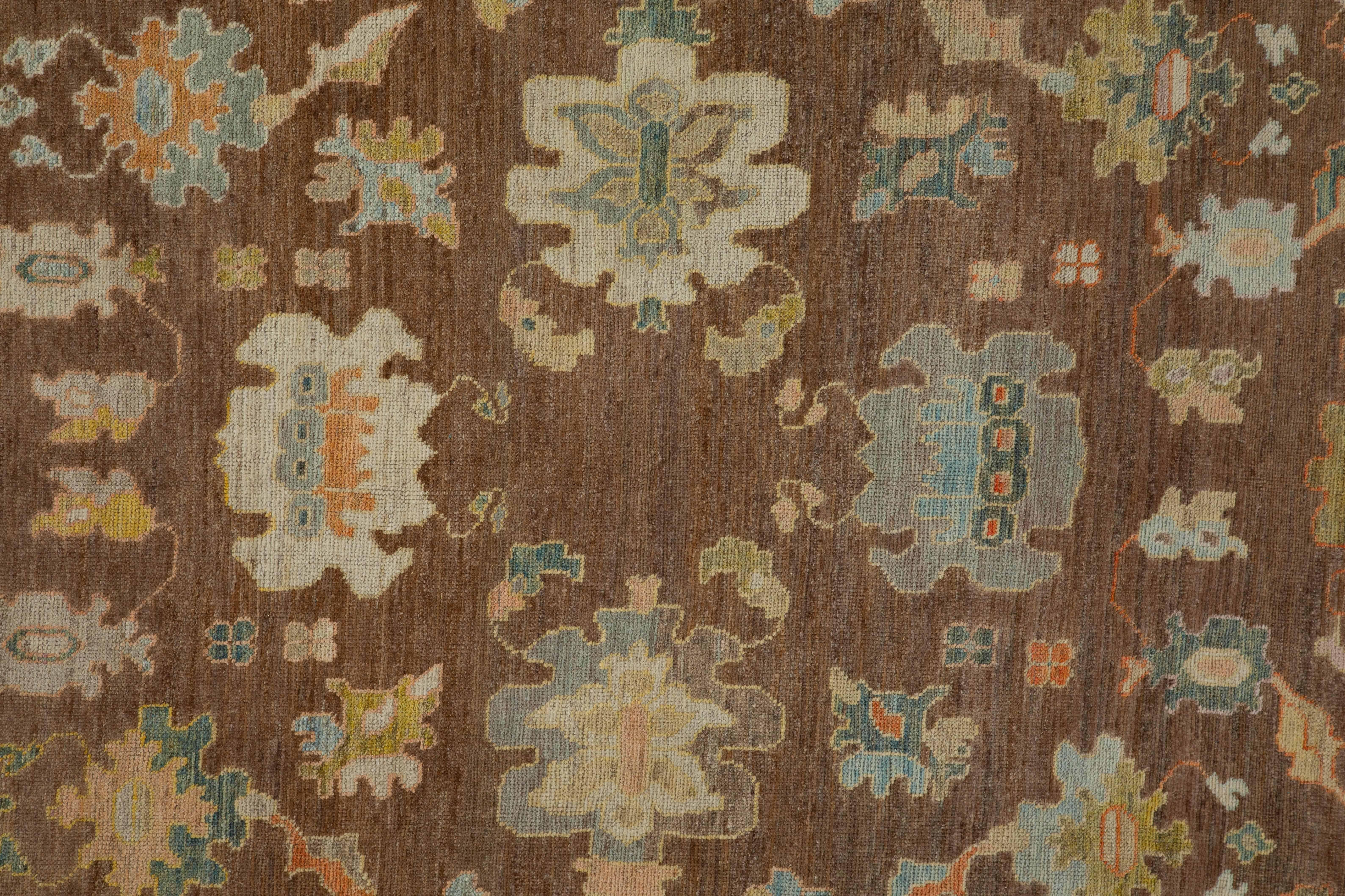 Moderner moderner türkischer Teppich Oushak Weave mit braunem Feld und mehrfarbigen Blumendetails im Zustand „Hervorragend“ im Angebot in Dallas, TX