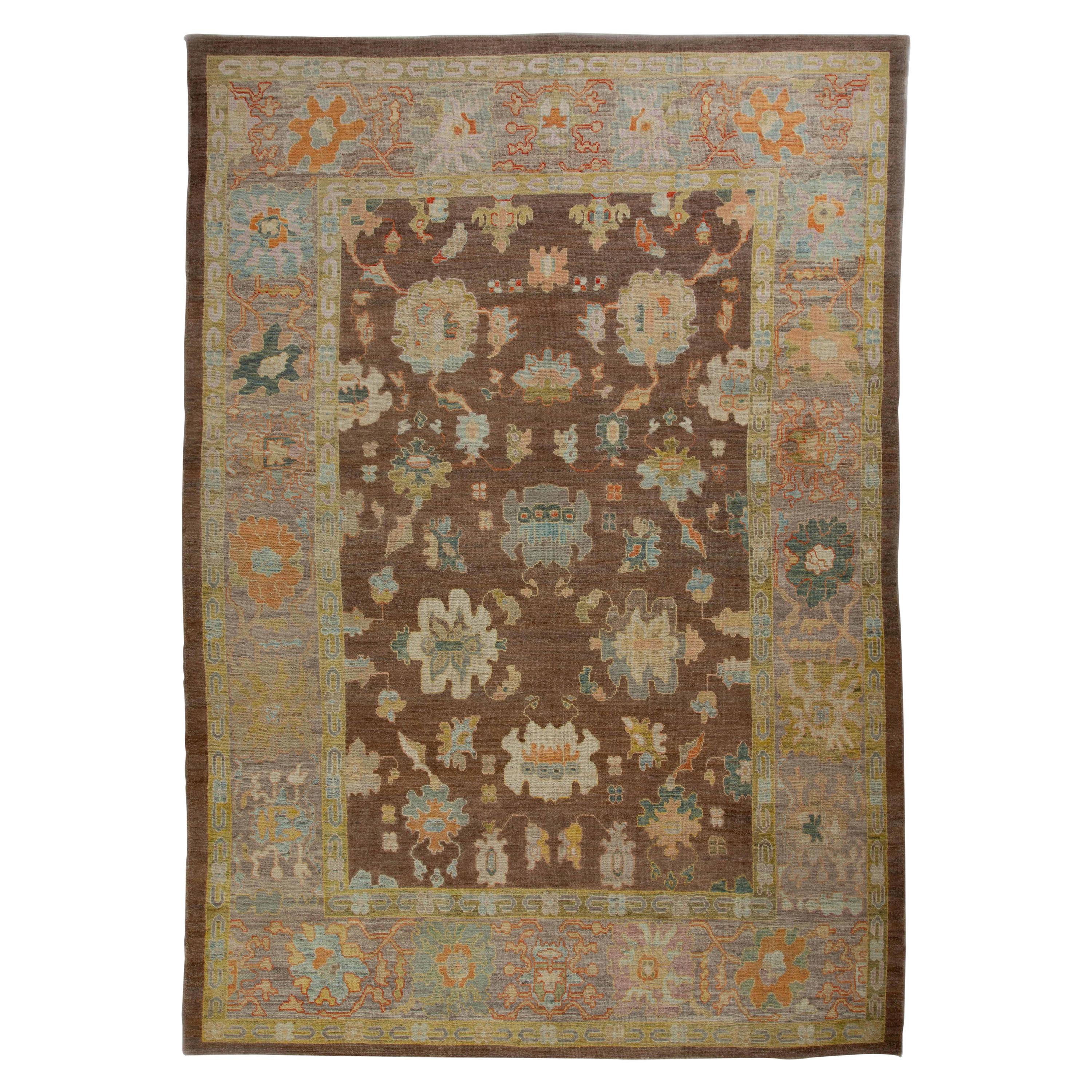 Tapis turc moderne tissé de type Oushak avec un champ brun et des détails floraux multicolores