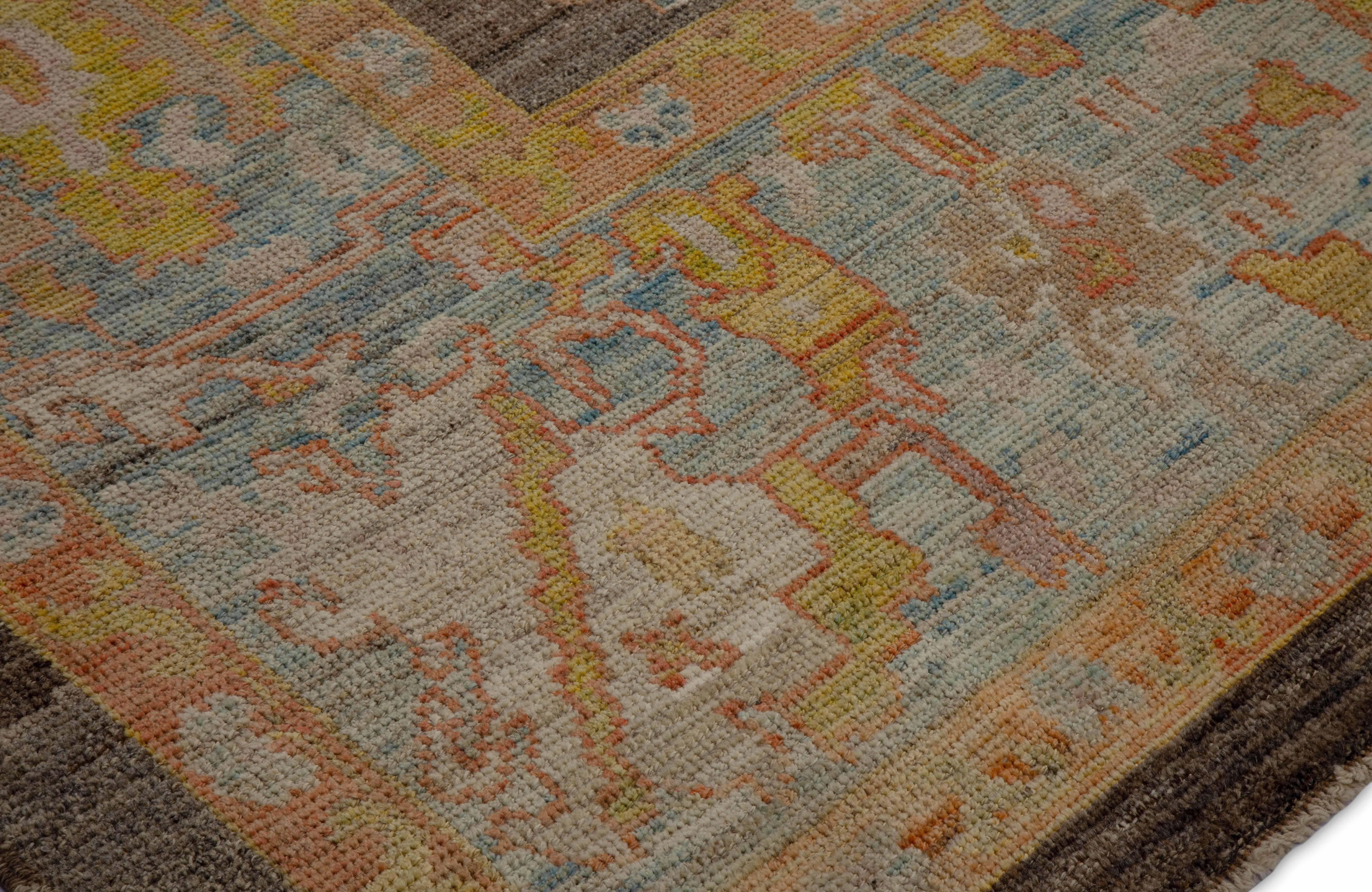 Turc Tapis de Turquie moderne tissé de type Oushak avec détails floraux festifs en terre cuite en vente