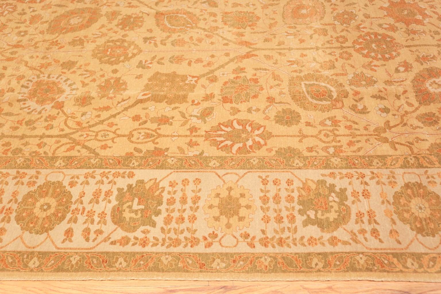 Zimmergröße Moderner türkischer Teppich mit persischem Täbris-Design, Herkunftsland: Türkei, CIRCA Datum: Moderner Teppich. Größe: 9 ft 11 in x 13 ft 3 in (3,02 m x 4,04 m).

 