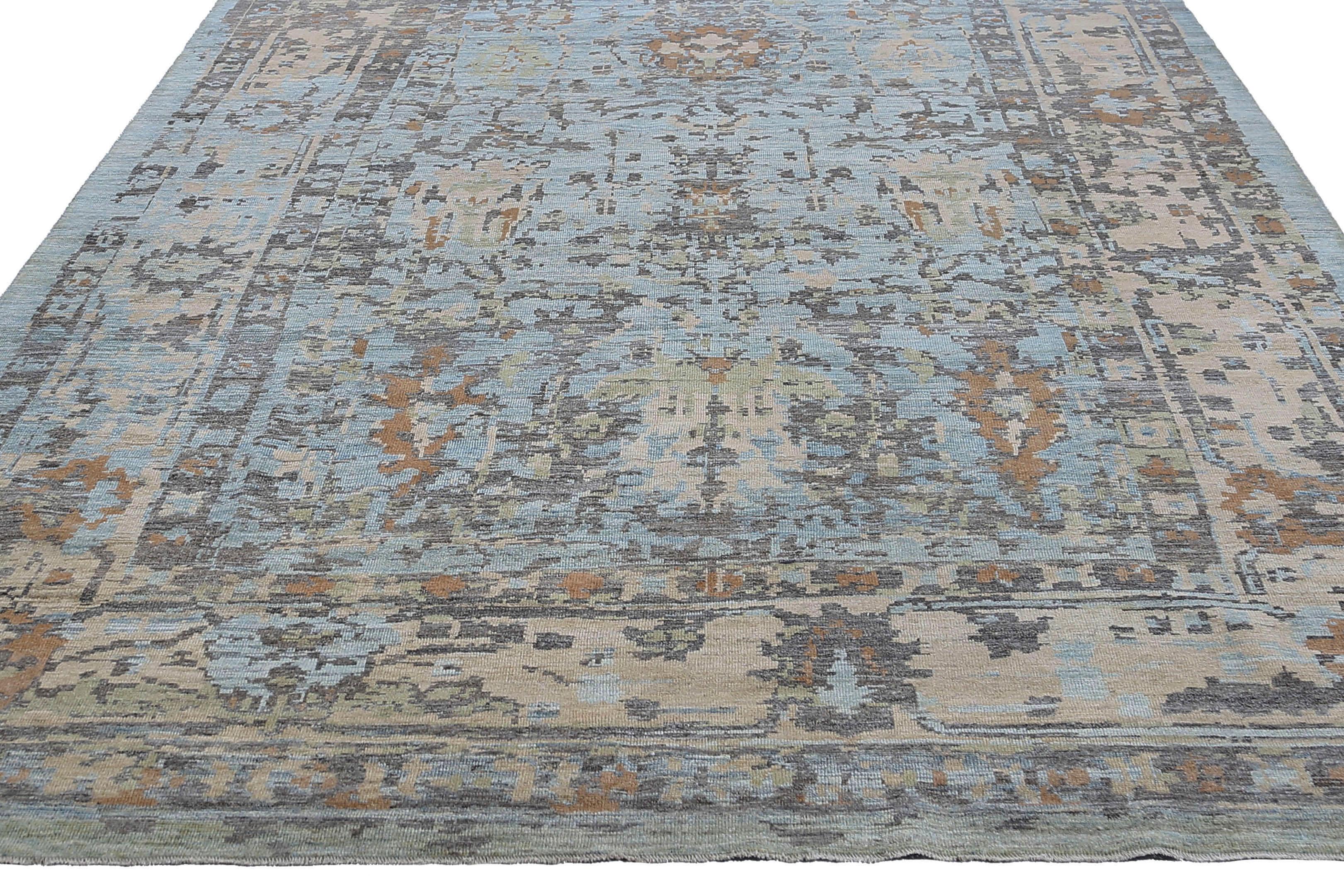 Il nostro tappeto turco Sultanabad Rugs di dimensioni 10'1'' x 15'6'' è un pezzo straordinario che aggiungerà un tocco di colore a qualsiasi stanza. Realizzato a mano da abili artigiani con lana di alta qualità, questo tappeto presenta un disegno