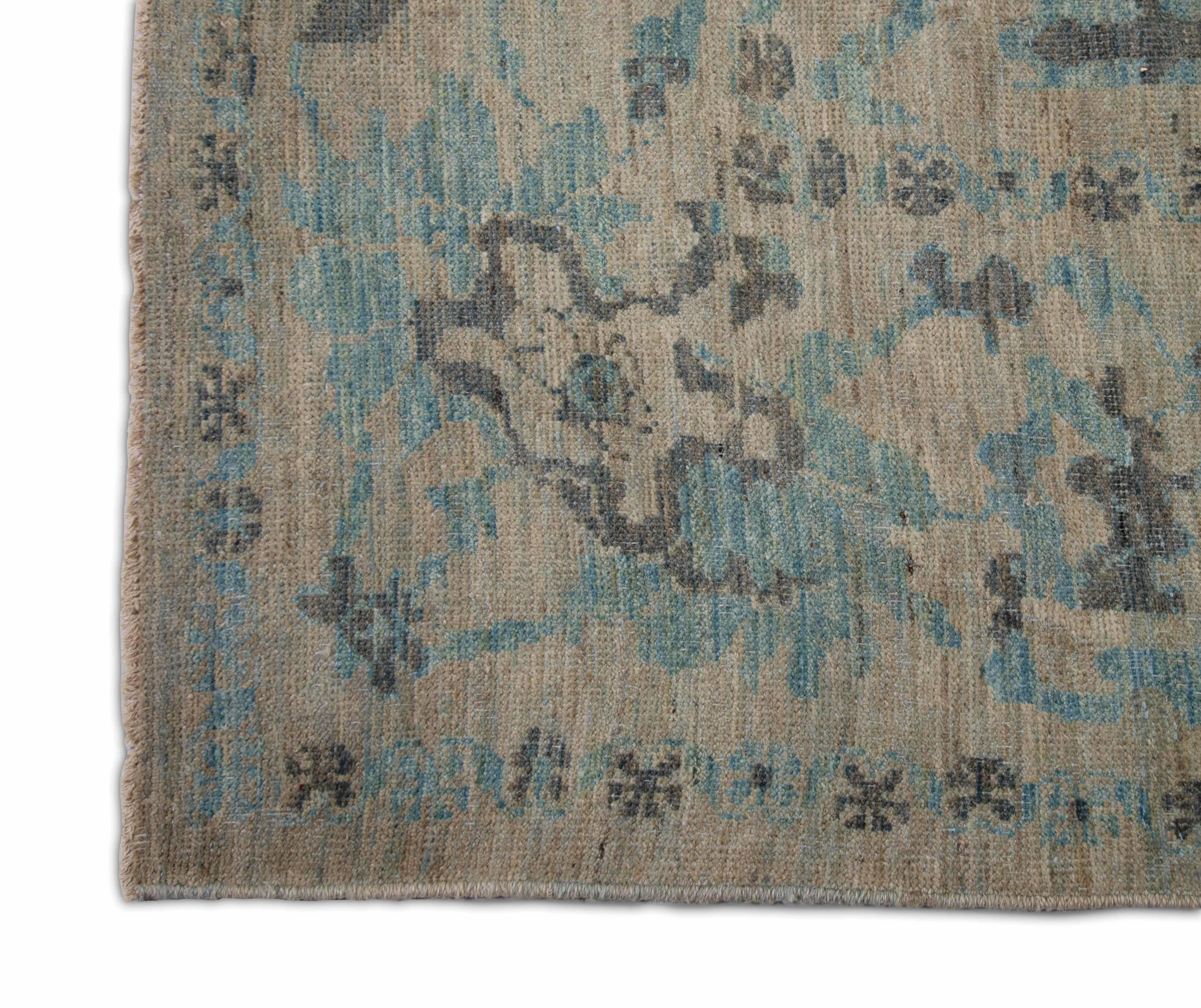 Moderner türkischer Sultanabad-Teppich aus Sultanabad mit grauem und blauem Blatt- und Blumendetails (Islamisch) im Angebot