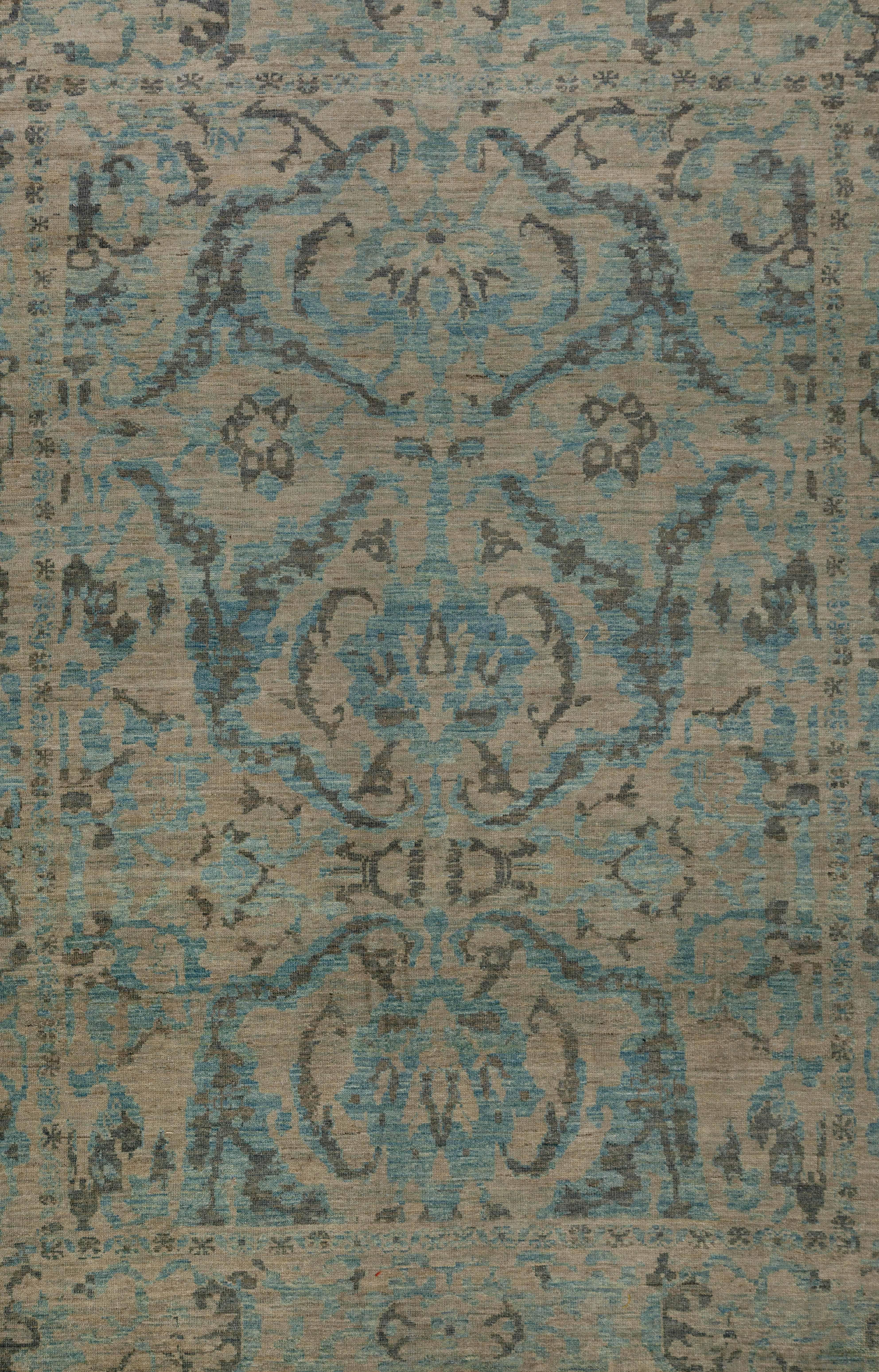 Moderner türkischer Sultanabad-Teppich aus Sultanabad mit grauem und blauem Blatt- und Blumendetails (Persisch) im Angebot
