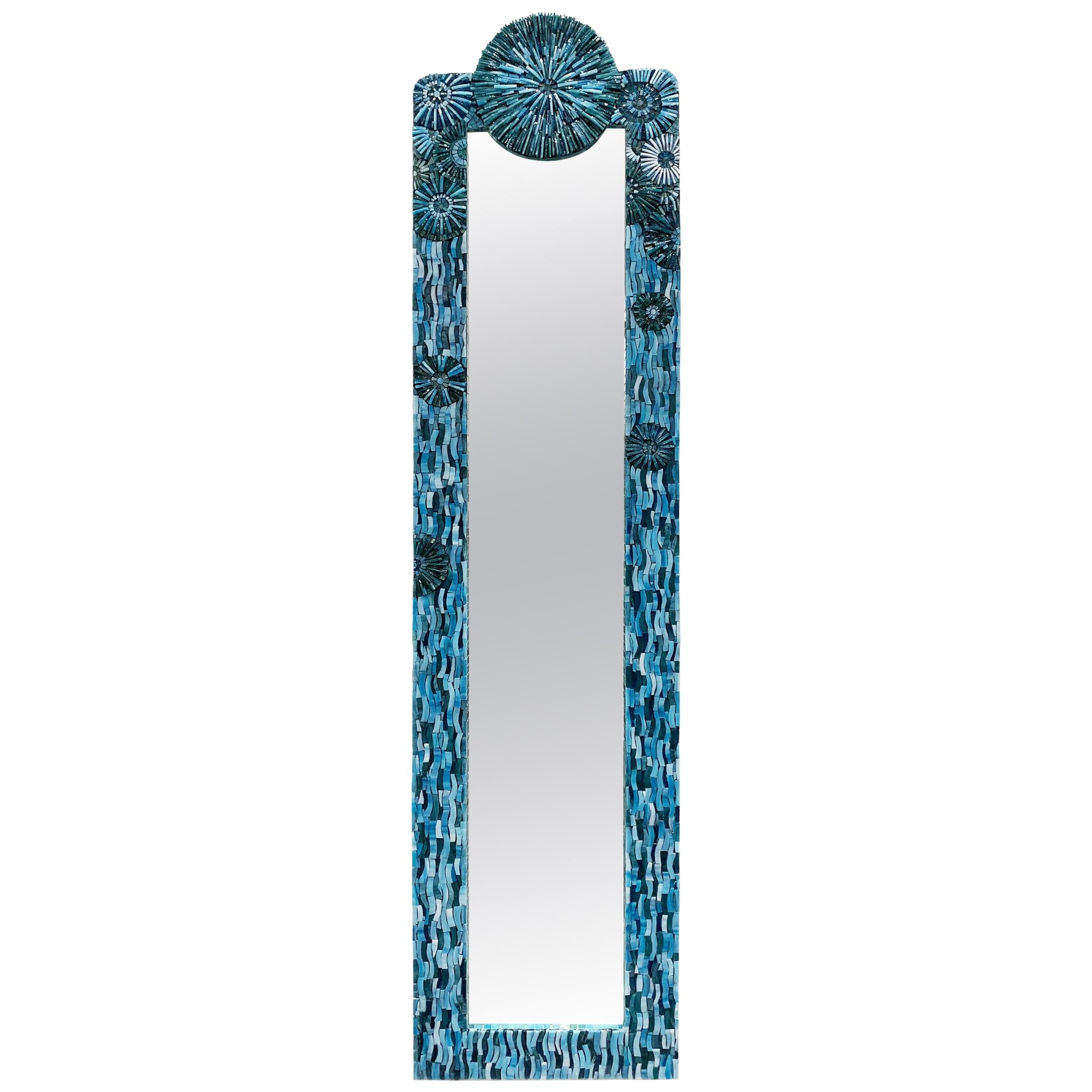 Espejo moderno con mosaico de flores de cristal turquesa by Ercole Home en venta