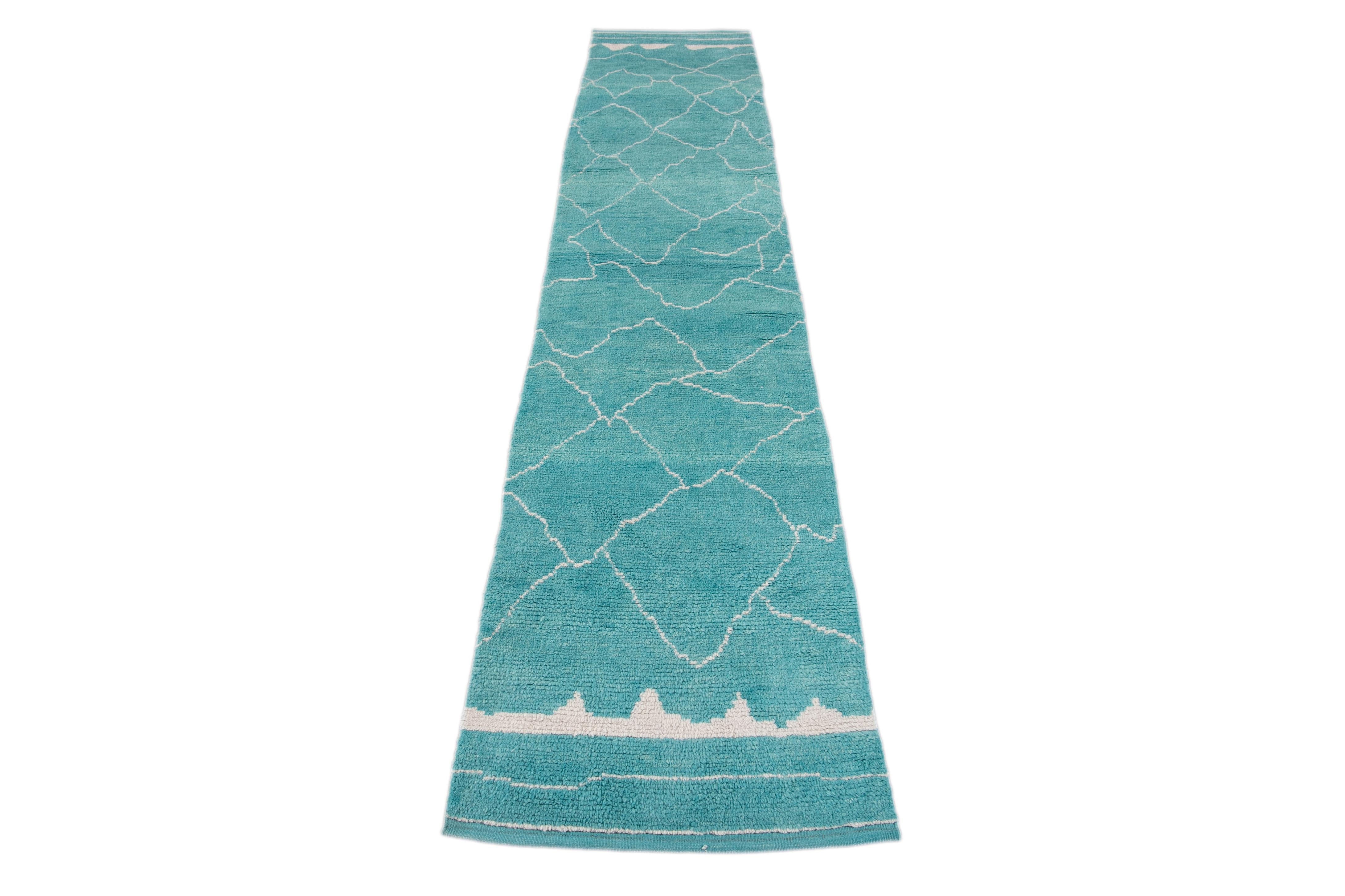 Moderne Tapis de couloir moderne en laine turquoise de style marocain fait à la main en vente