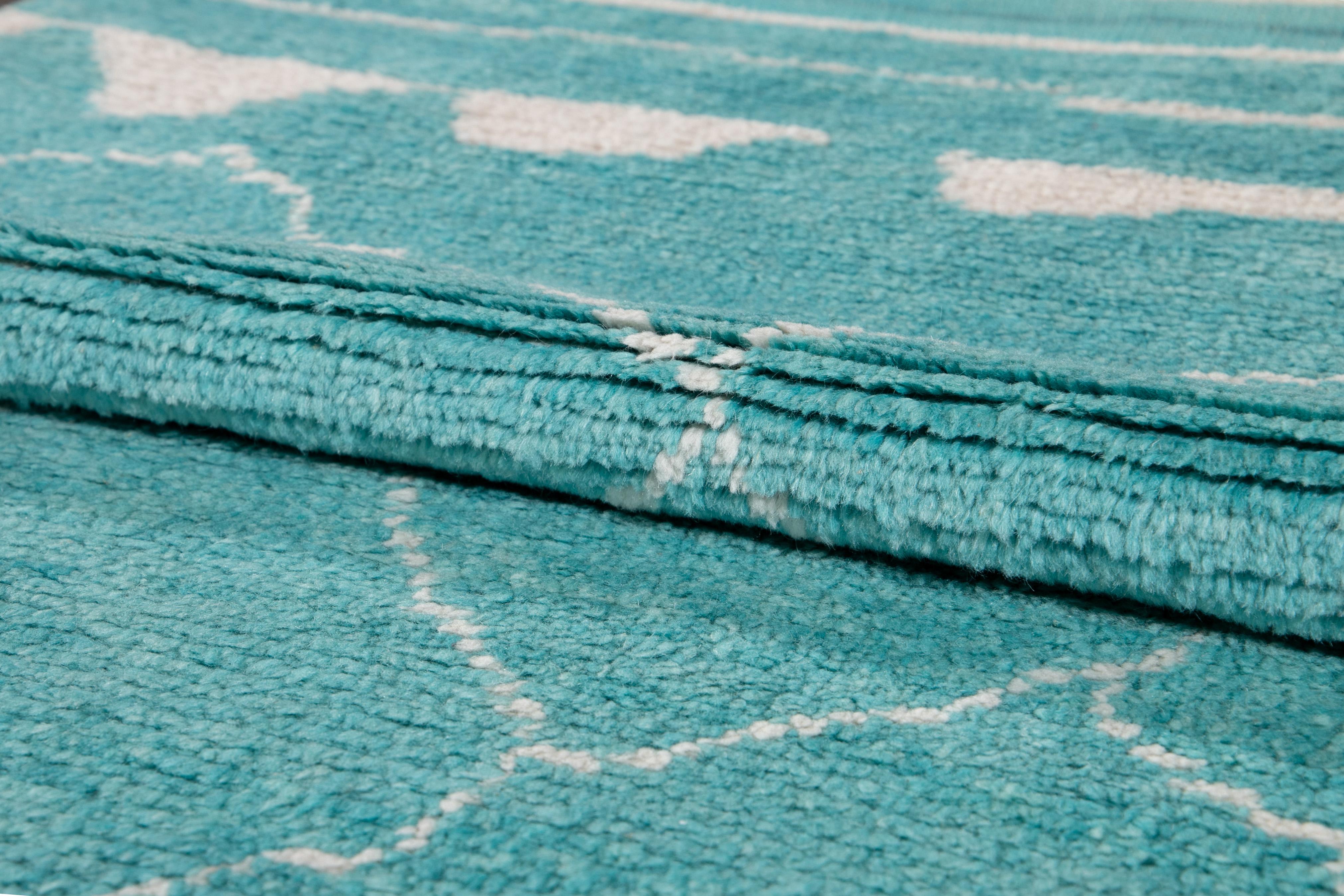 Noué à la main Tapis de couloir moderne en laine turquoise de style marocain fait à la main en vente