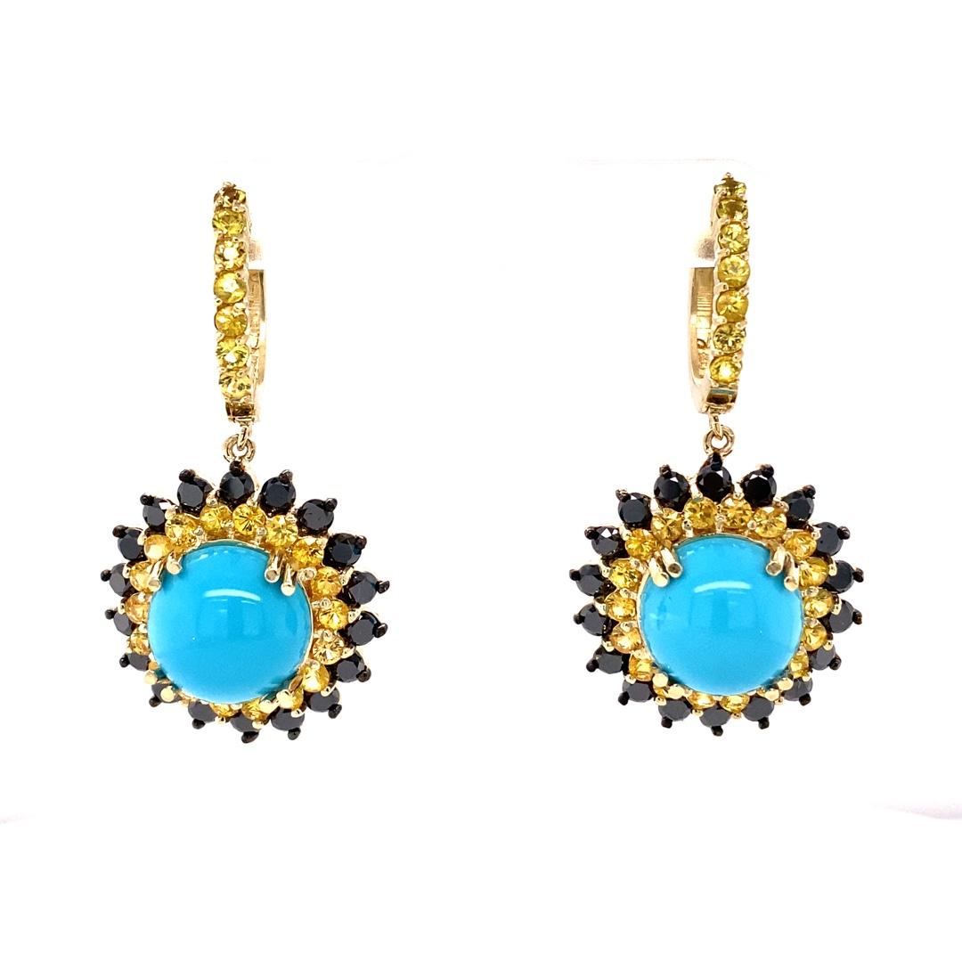 Pendants d'oreilles modernes en or jaune 14K avec turquoise, saphir à taille ronde et diamant noir

Ces magnifiques boucles d'oreilles sont composées de turquoises rondes pesant 11,08 carats, de saphirs jaunes pesant 3,15 carats et de diamants noirs