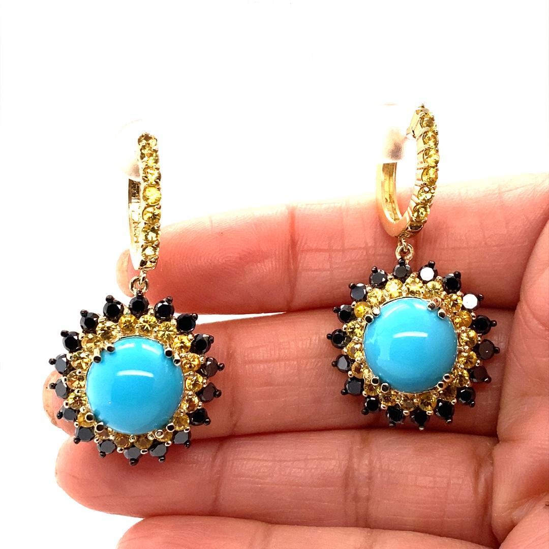 Taille ronde Pendants d'oreilles modernes en or jaune 14K avec turquoise, saphir à taille ronde et diamant noir en vente