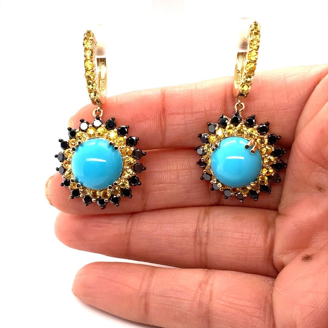 Pendants d'oreilles modernes en or jaune 14K avec turquoise, saphir à taille ronde et diamant noir Neuf - En vente à Los Angeles, CA