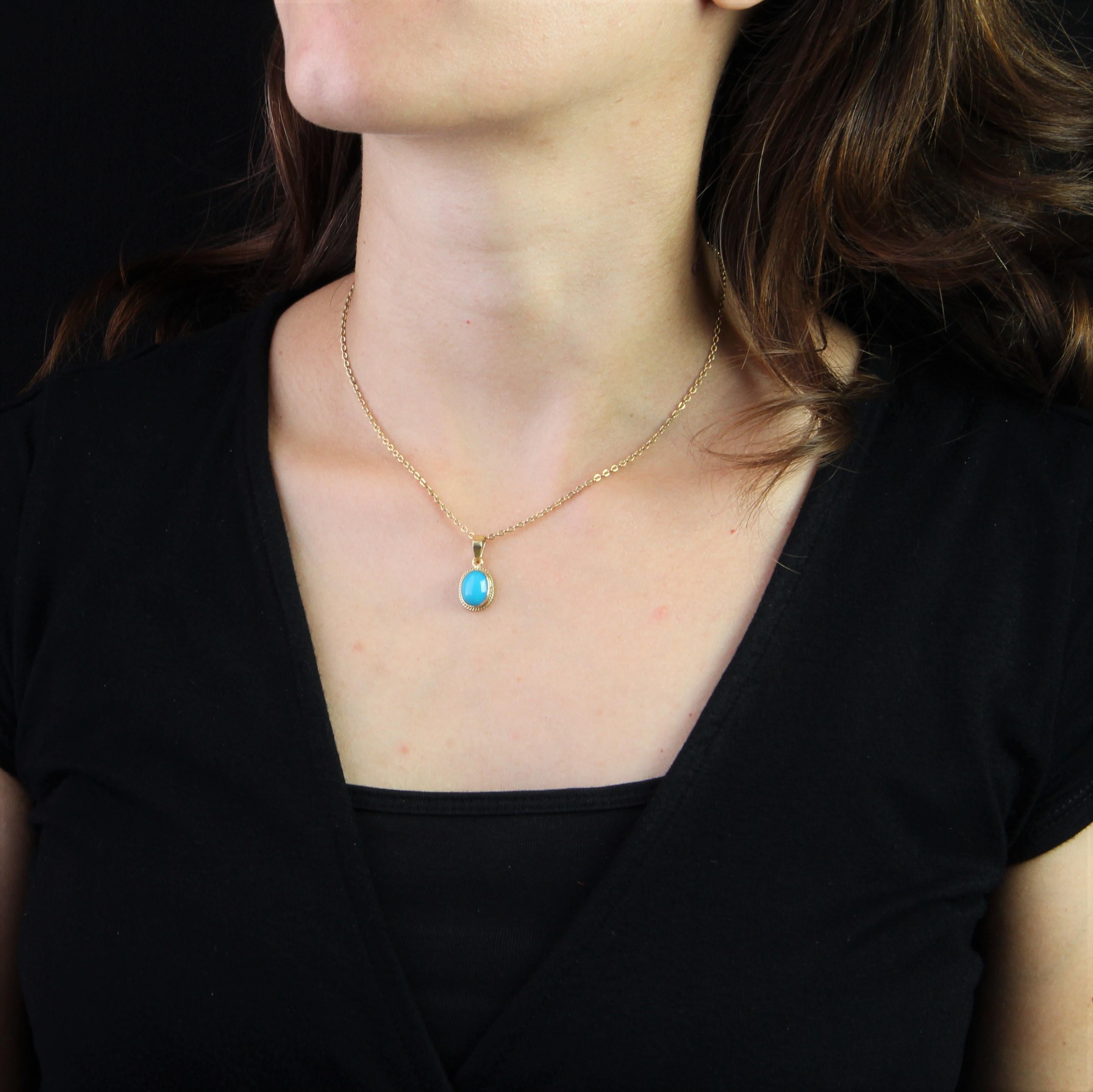 Pendant in 18 karat yellow gold.
This second- hand pendant is composed of a turquoise color cabochon stone in closed setting and surrounded by a yellow gold cord.
Height : 2,2 cm, width : 10,2 mm, thickness : 4,6 mm approximately.
Total weight of