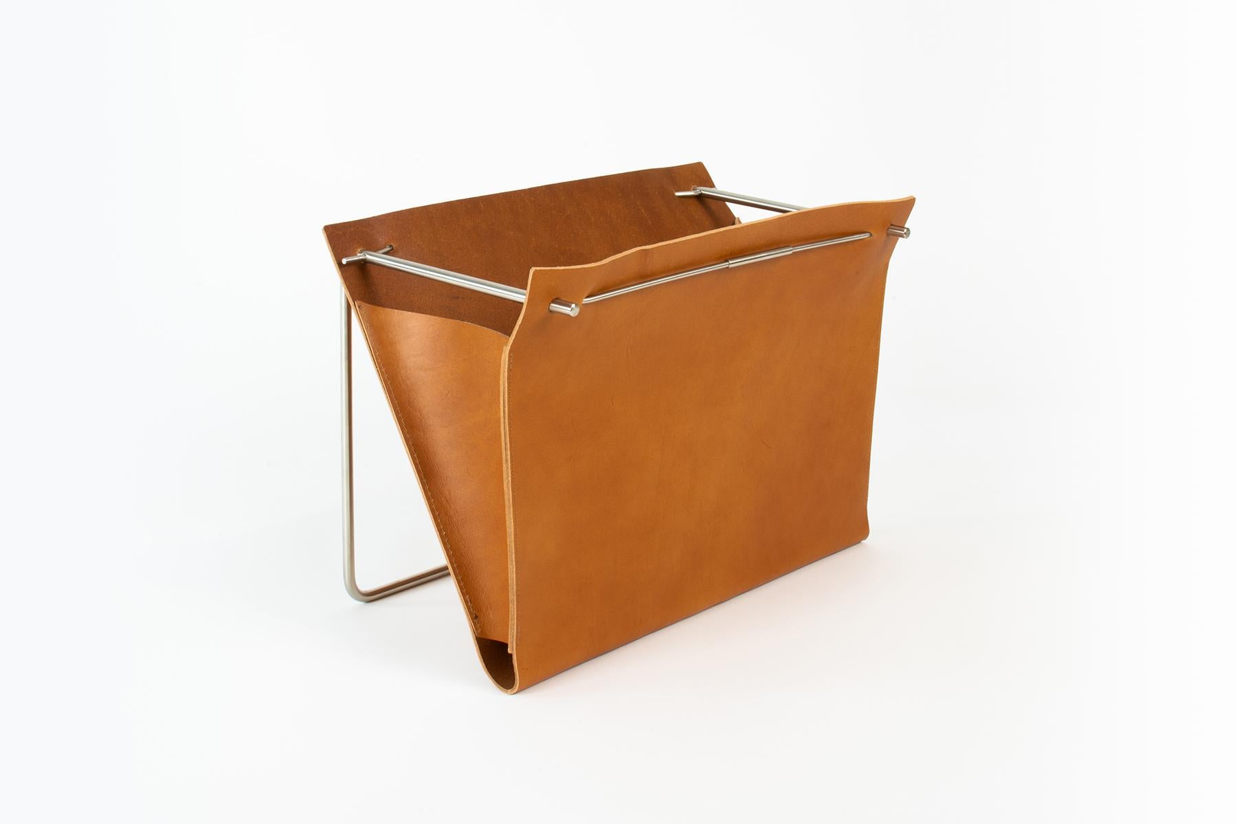 Modern Lightweight Leather Magazine Rack In New Condition For Sale In KRAKÓW, PL