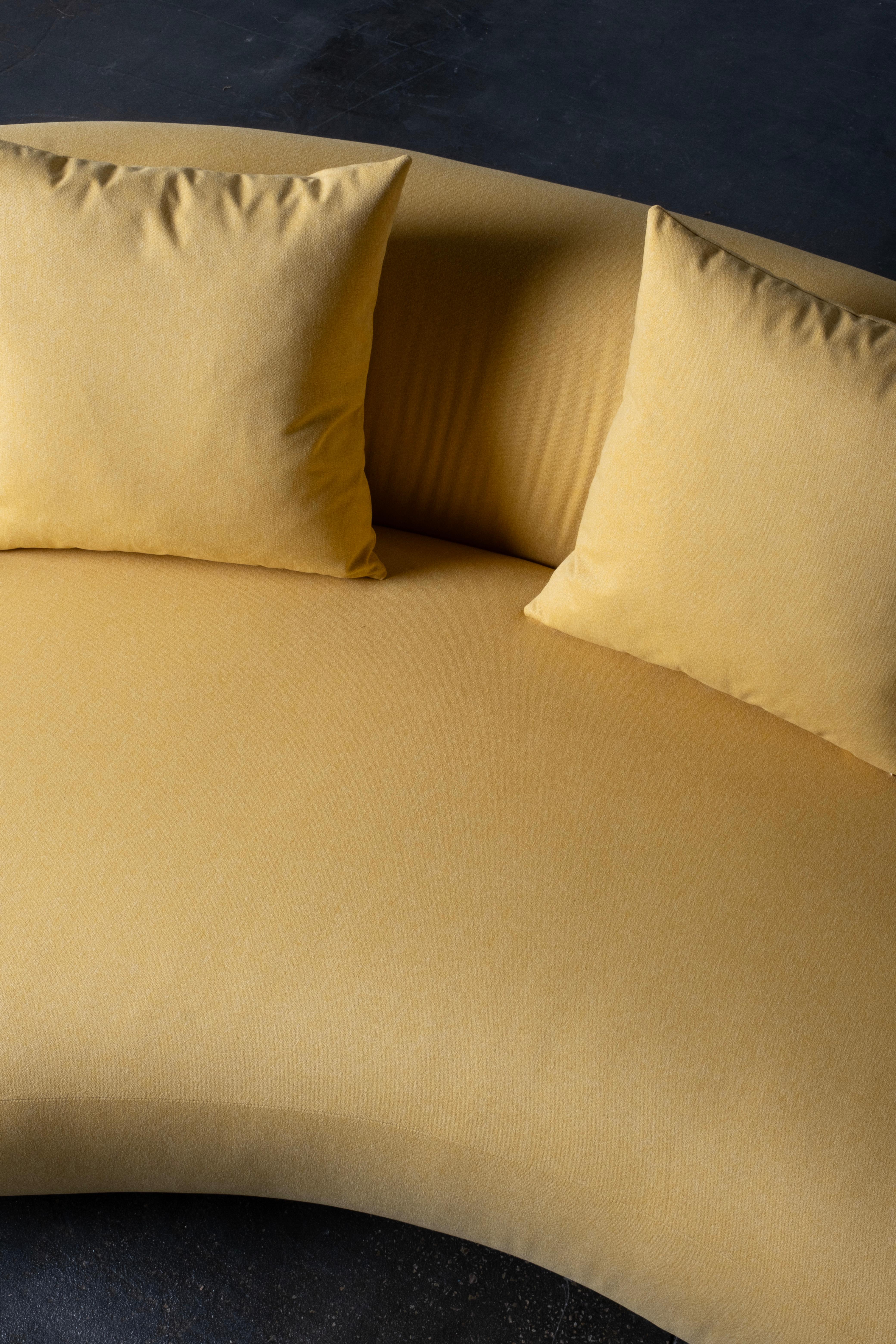Fatto a mano Divano moderno a due piazze curve, velluto baby mango, fatto a mano in Portogallo by Greenapple in vendita